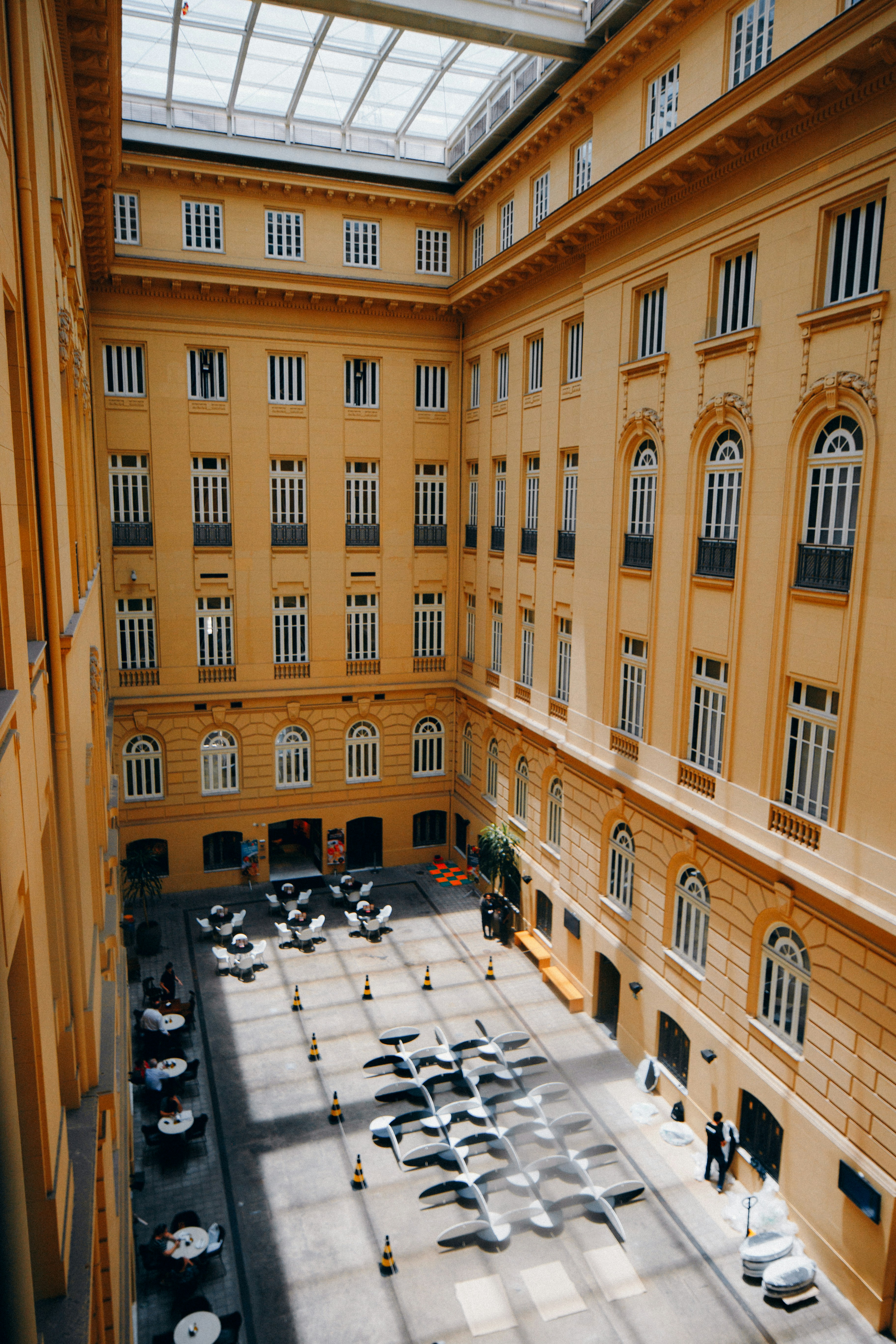 흰색 창문이 있는 노란 건물 내부 안뜰