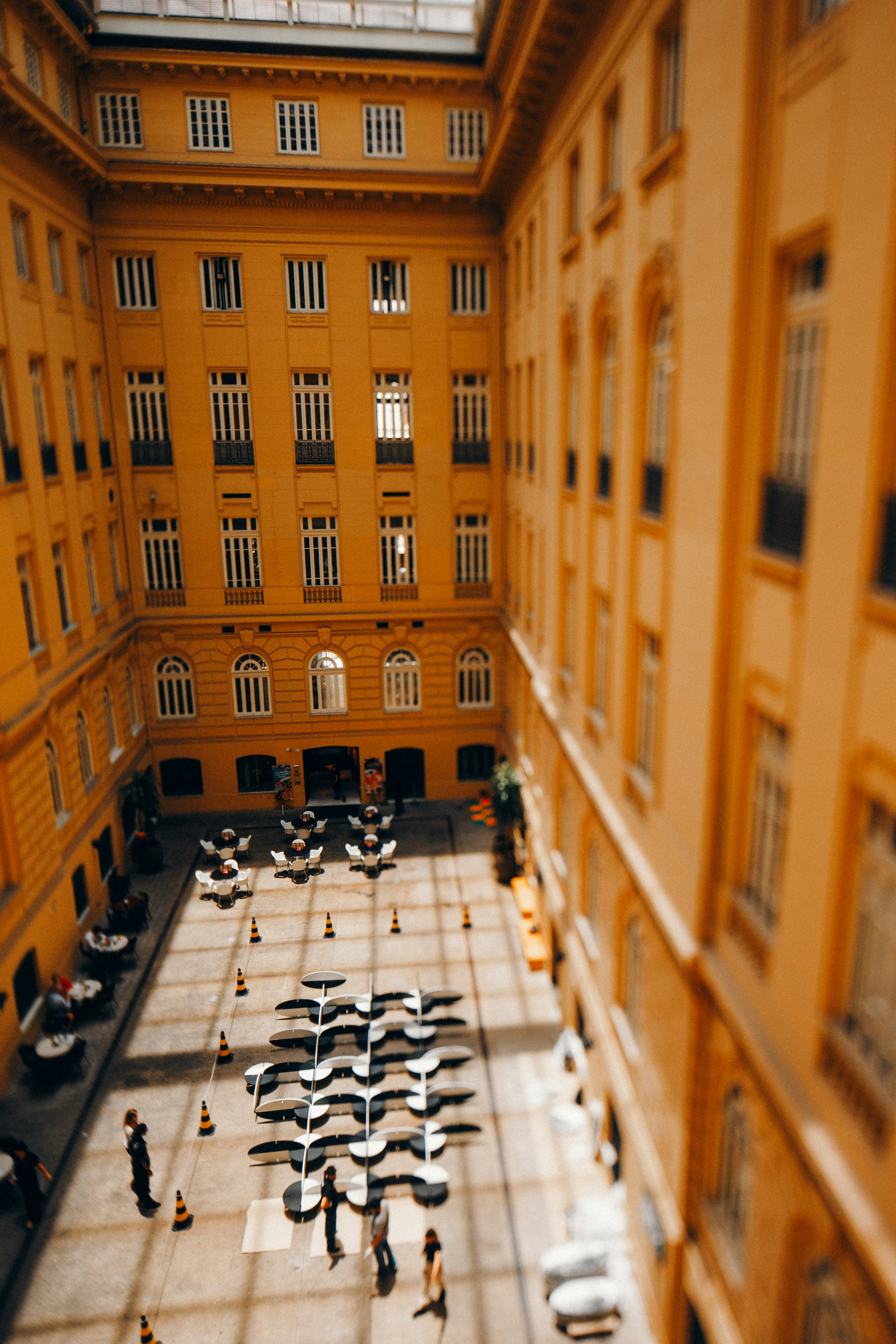 노란색 벽이 있는 건물 내부 안뜰.