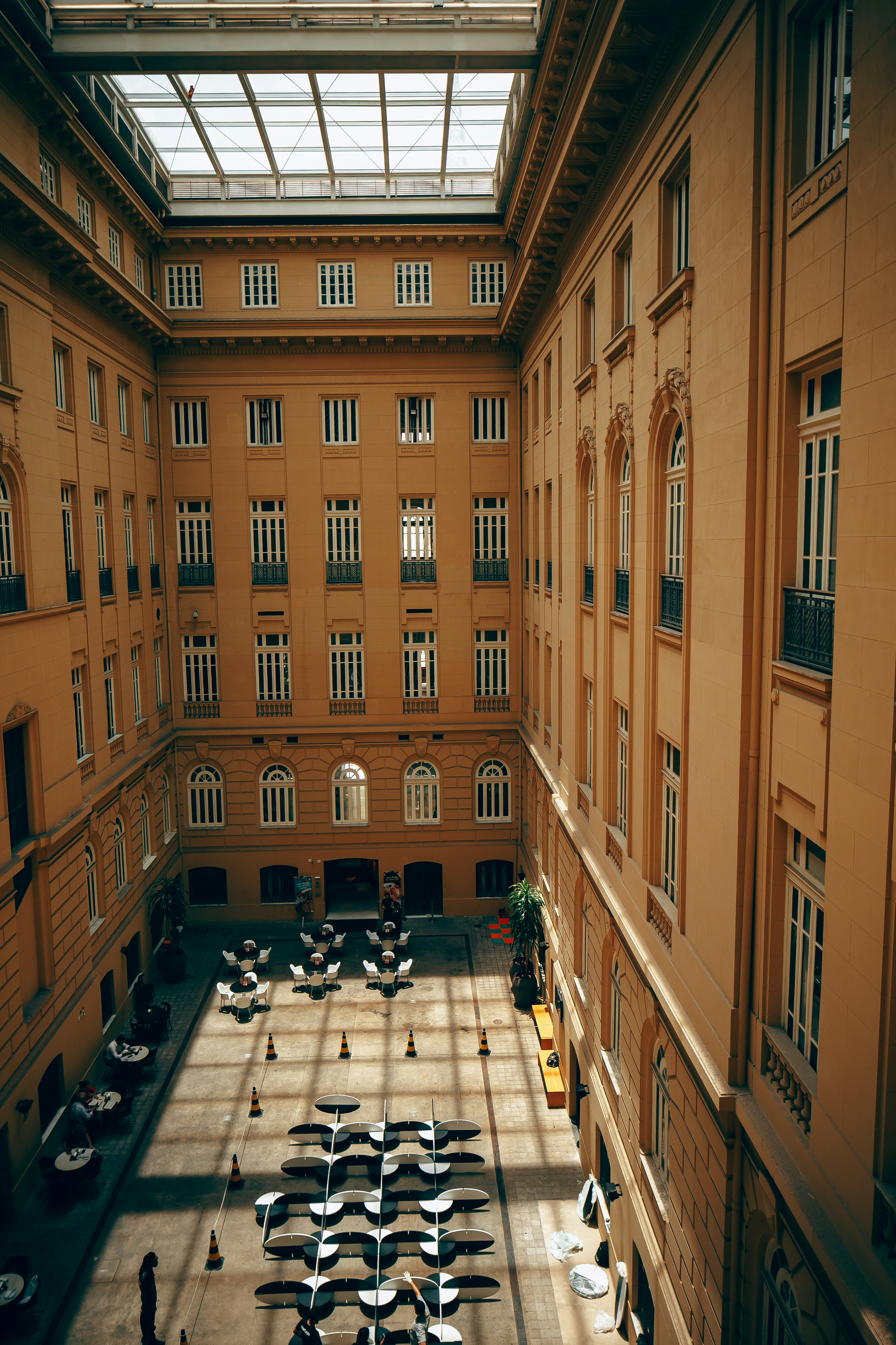 테이블과 의자가 놓인 건물의 안뜰.