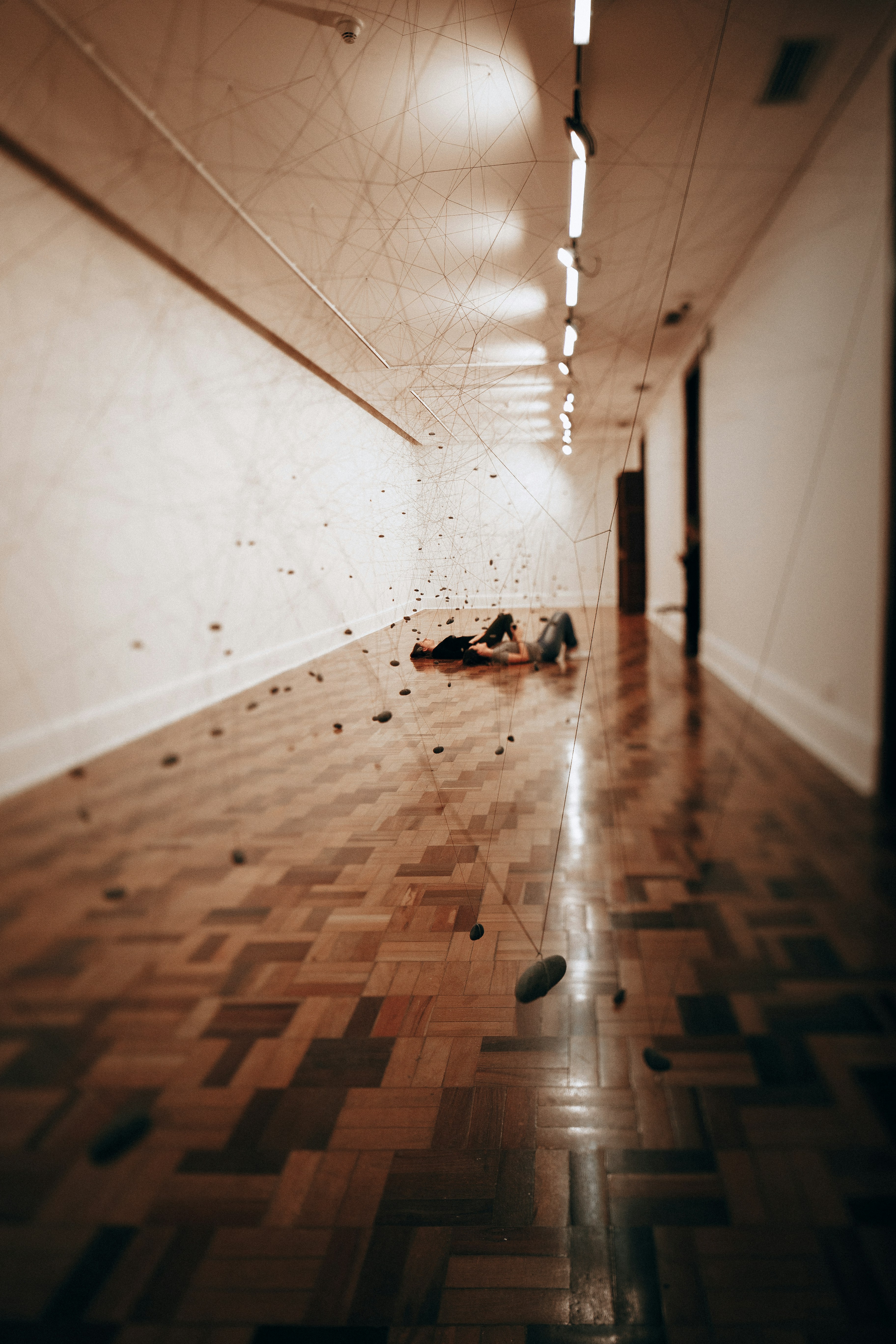 두 사람이 예술 설치물 바닥에 누워 있다.