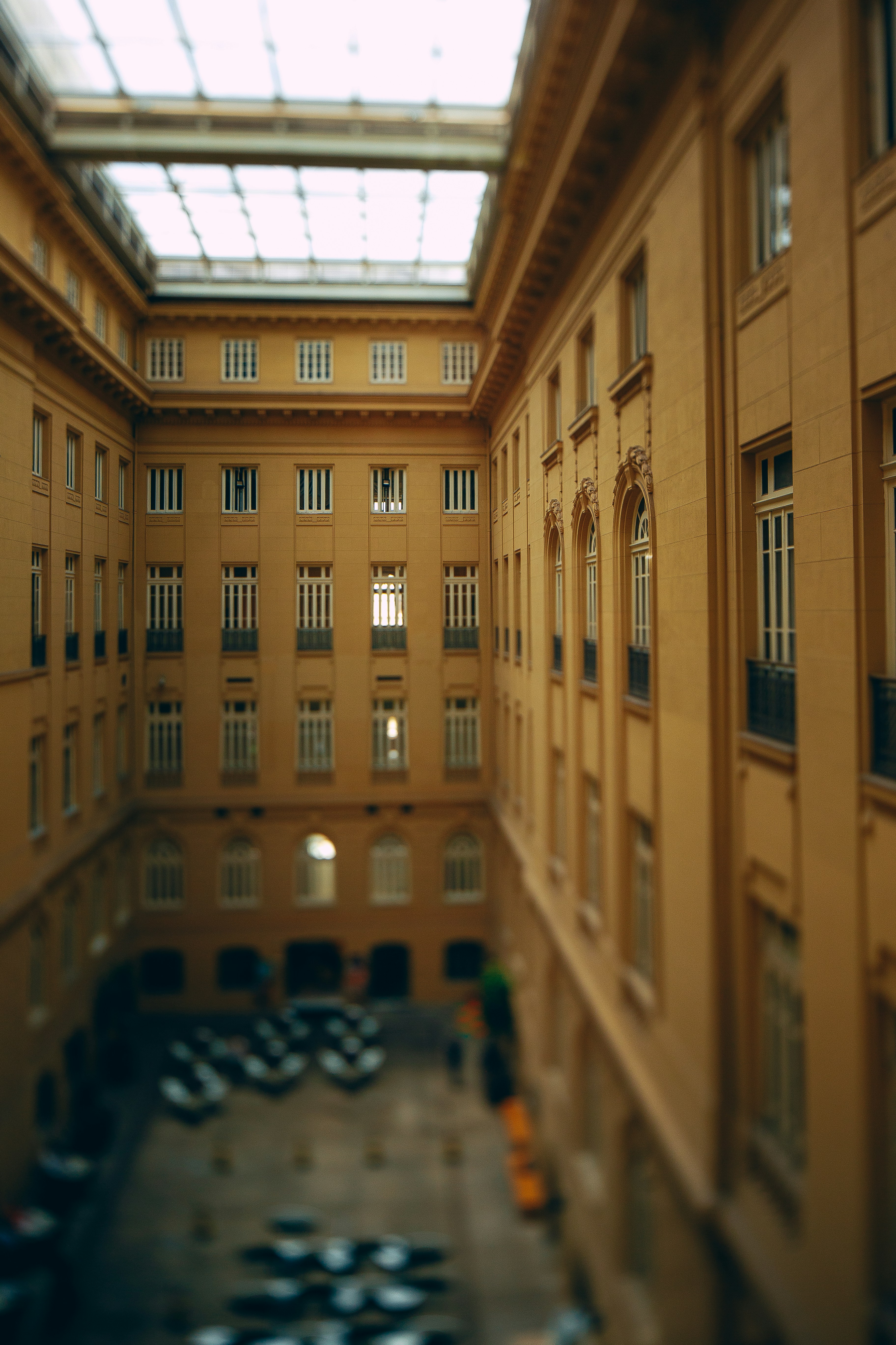 많은 창문이 있는 크고 노란 건물의 내부 안뜰