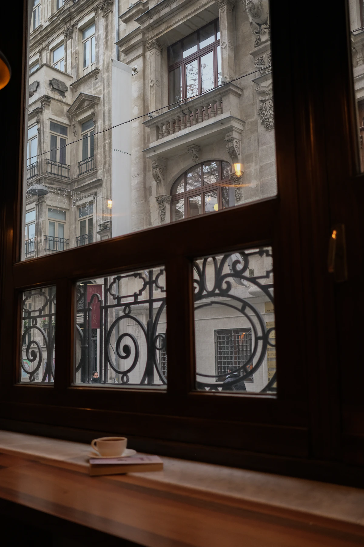 Kaffeetasse und Buch am Fenster als ruhige rauchfreie Belohnung
