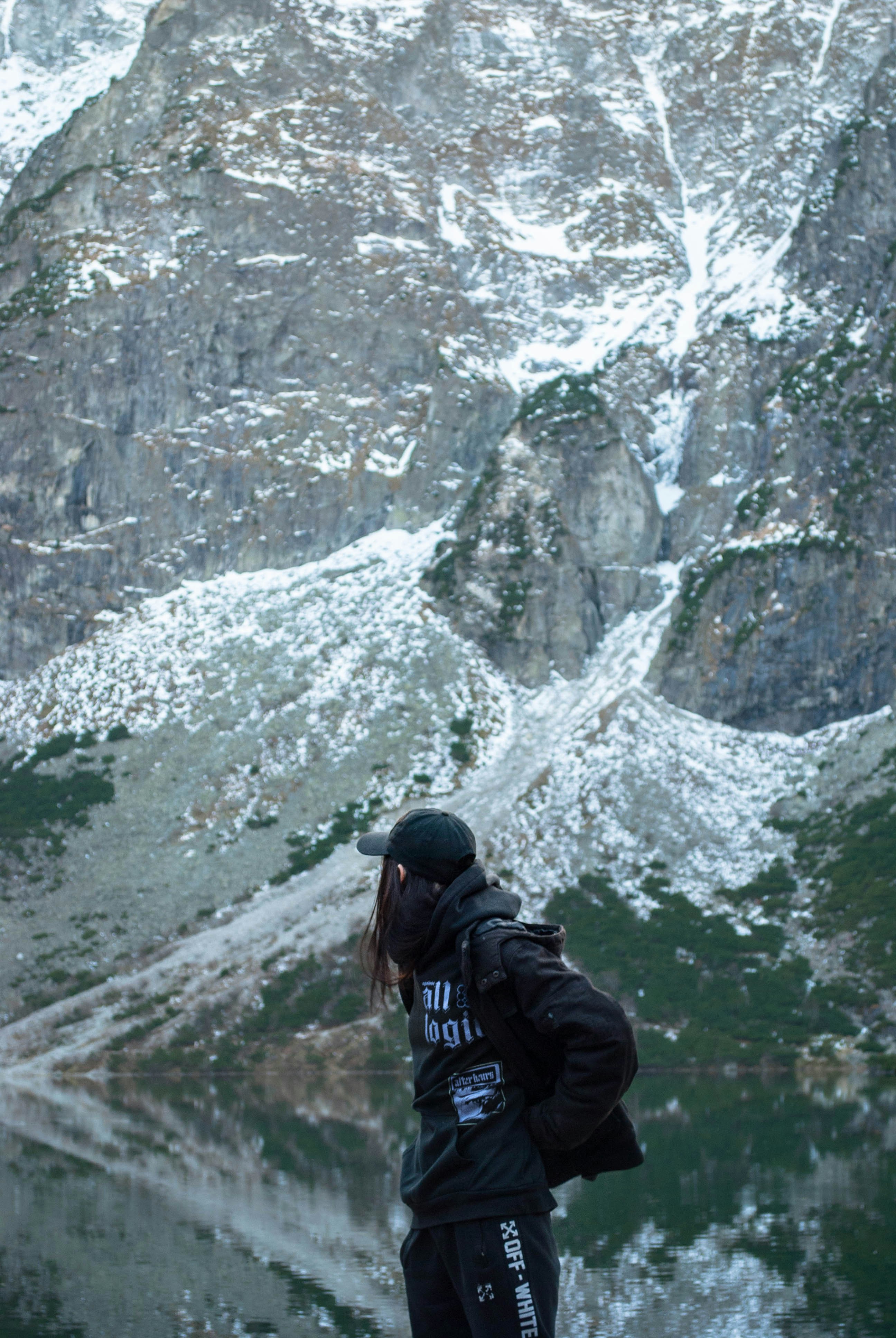 Pessoa olhando para um lago nevado na montanha