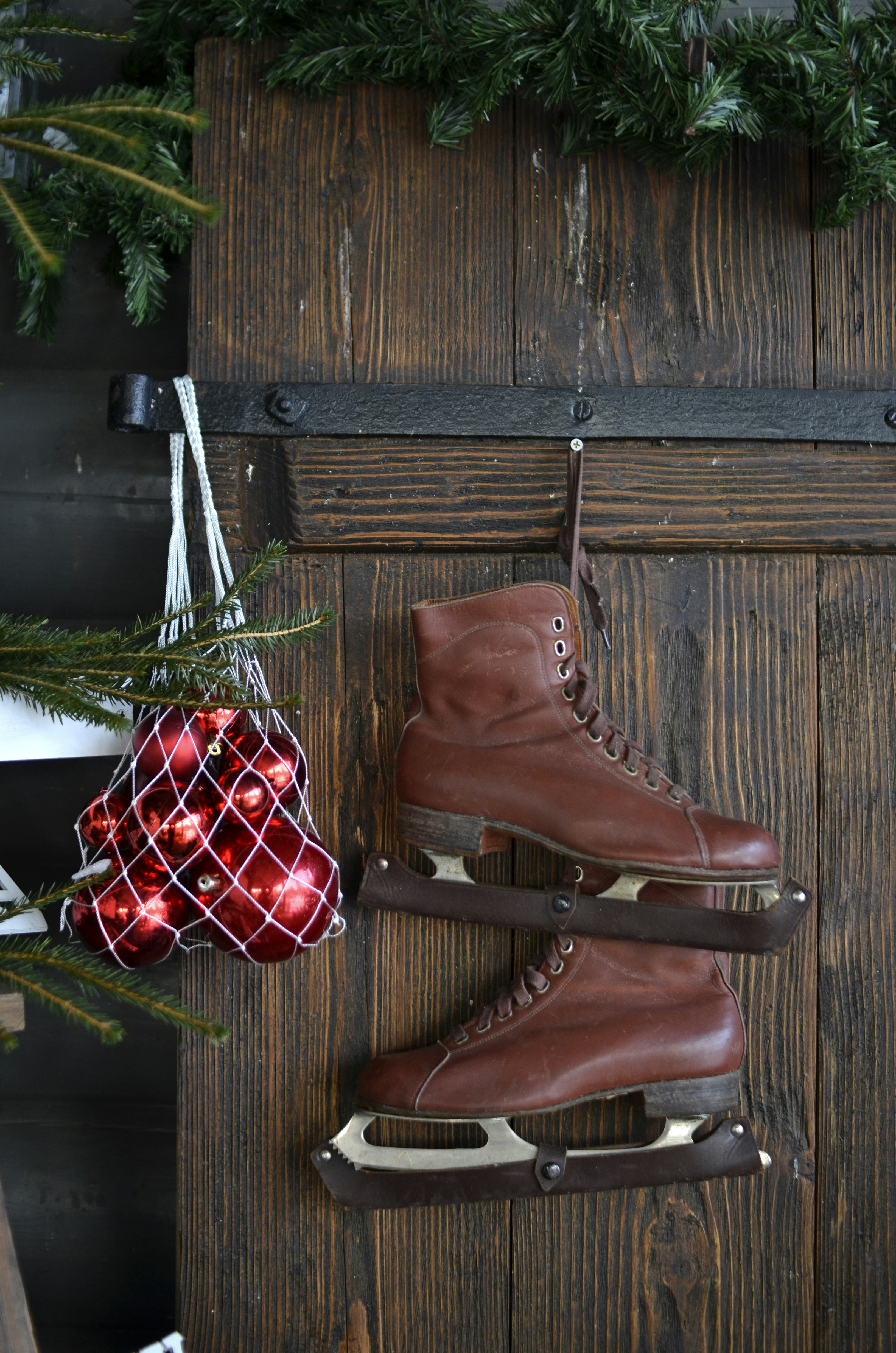 Los patines antiguos cuelgan de una puerta de madera con adornos