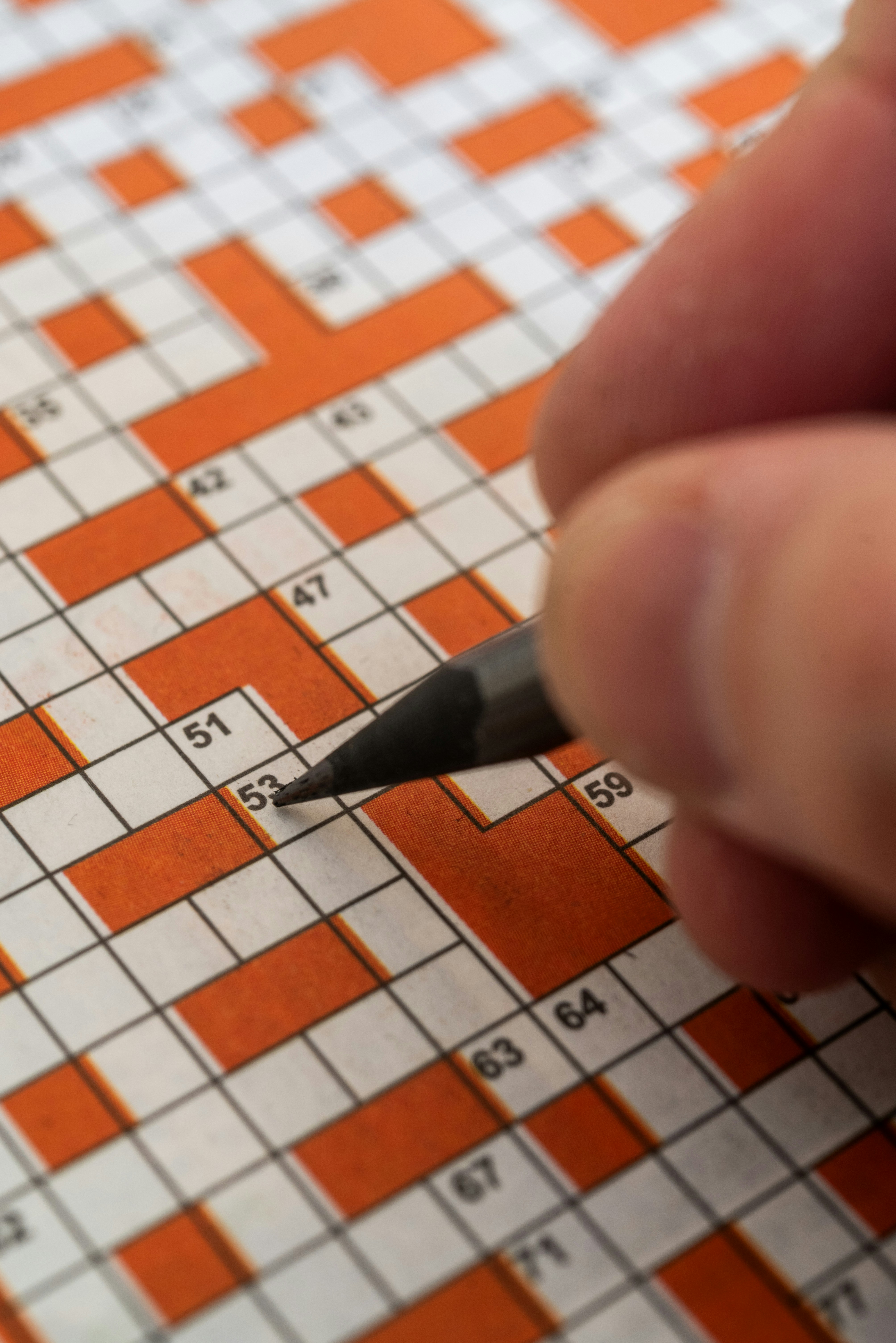 Rellenar a mano un crucigrama con lápiz