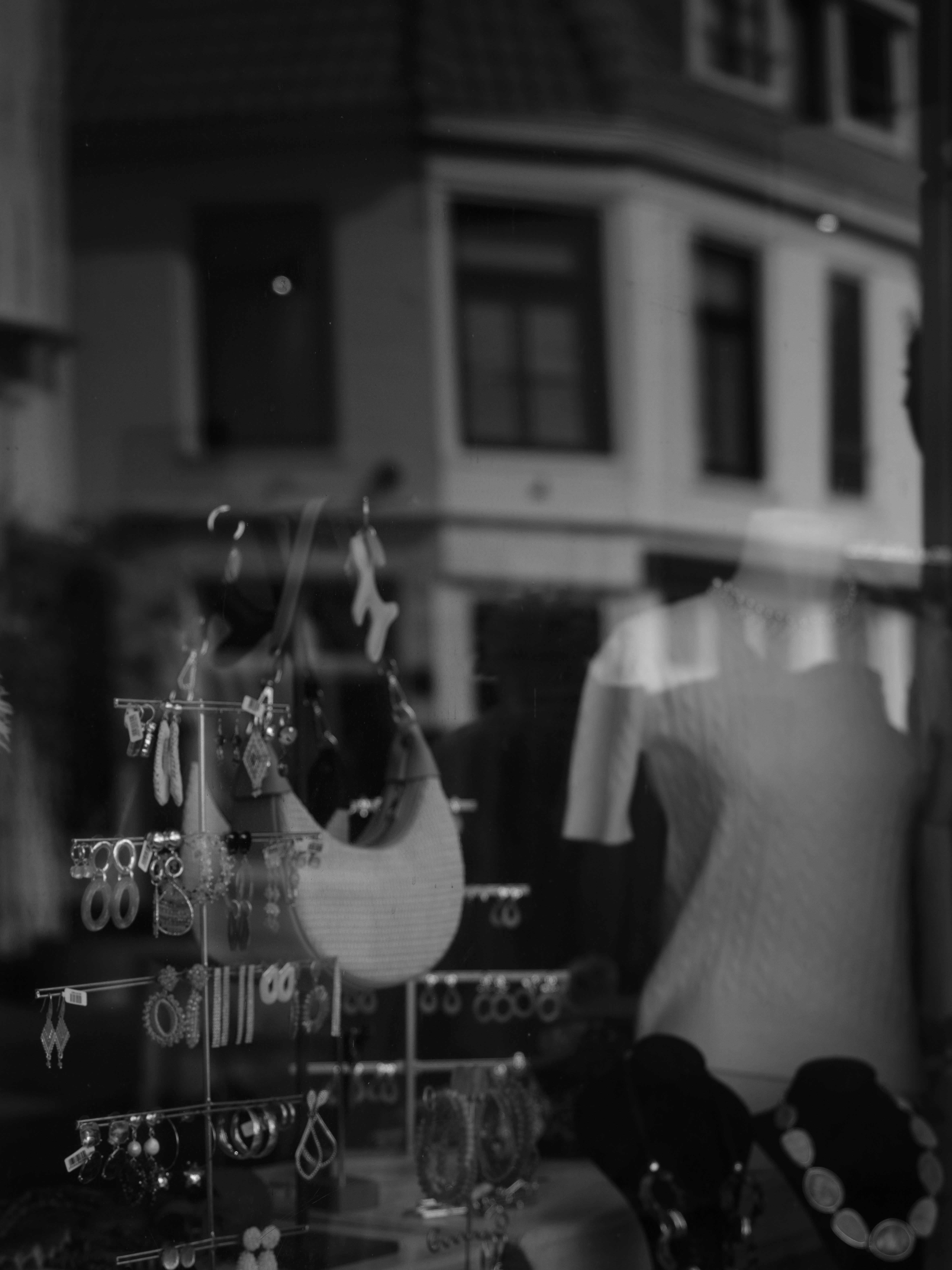 Exposición de joyería en un escaparate con reflejos