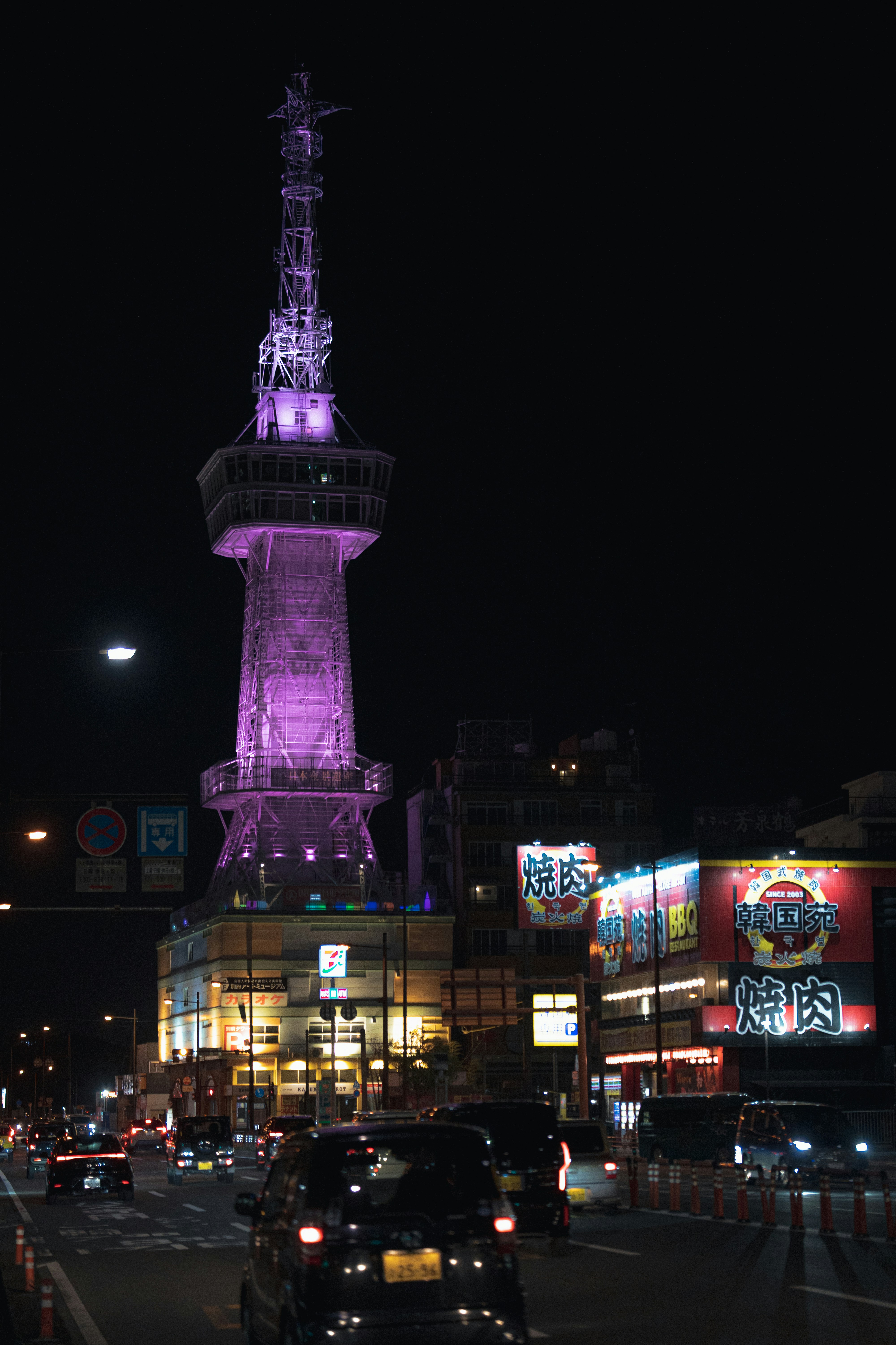夜になると紫色に照らされる高い塔。