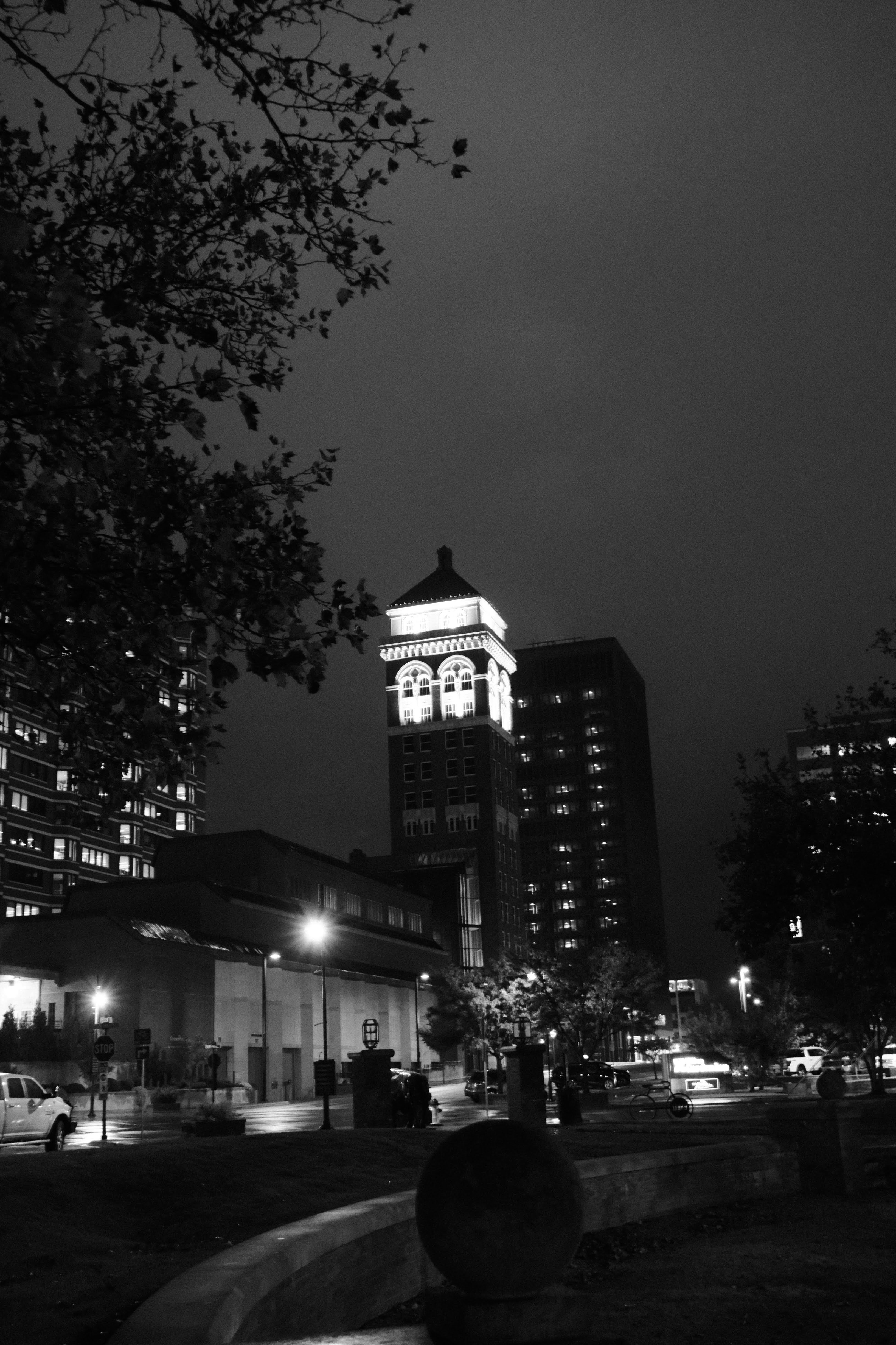 Paesaggio urbano con torre illuminata di notte