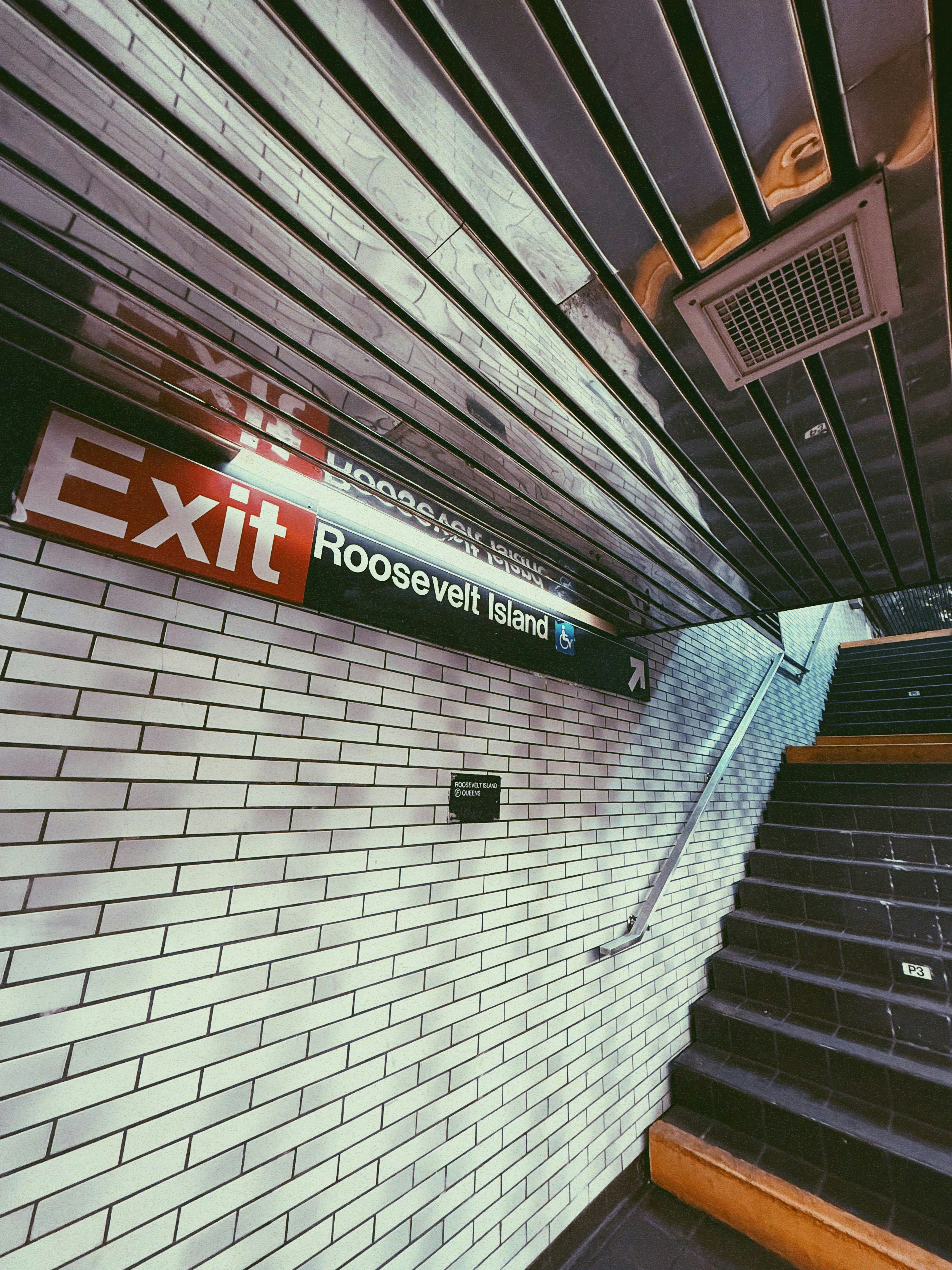 Scale della stazione della metropolitana con cartello di uscita Roosevelt Island.