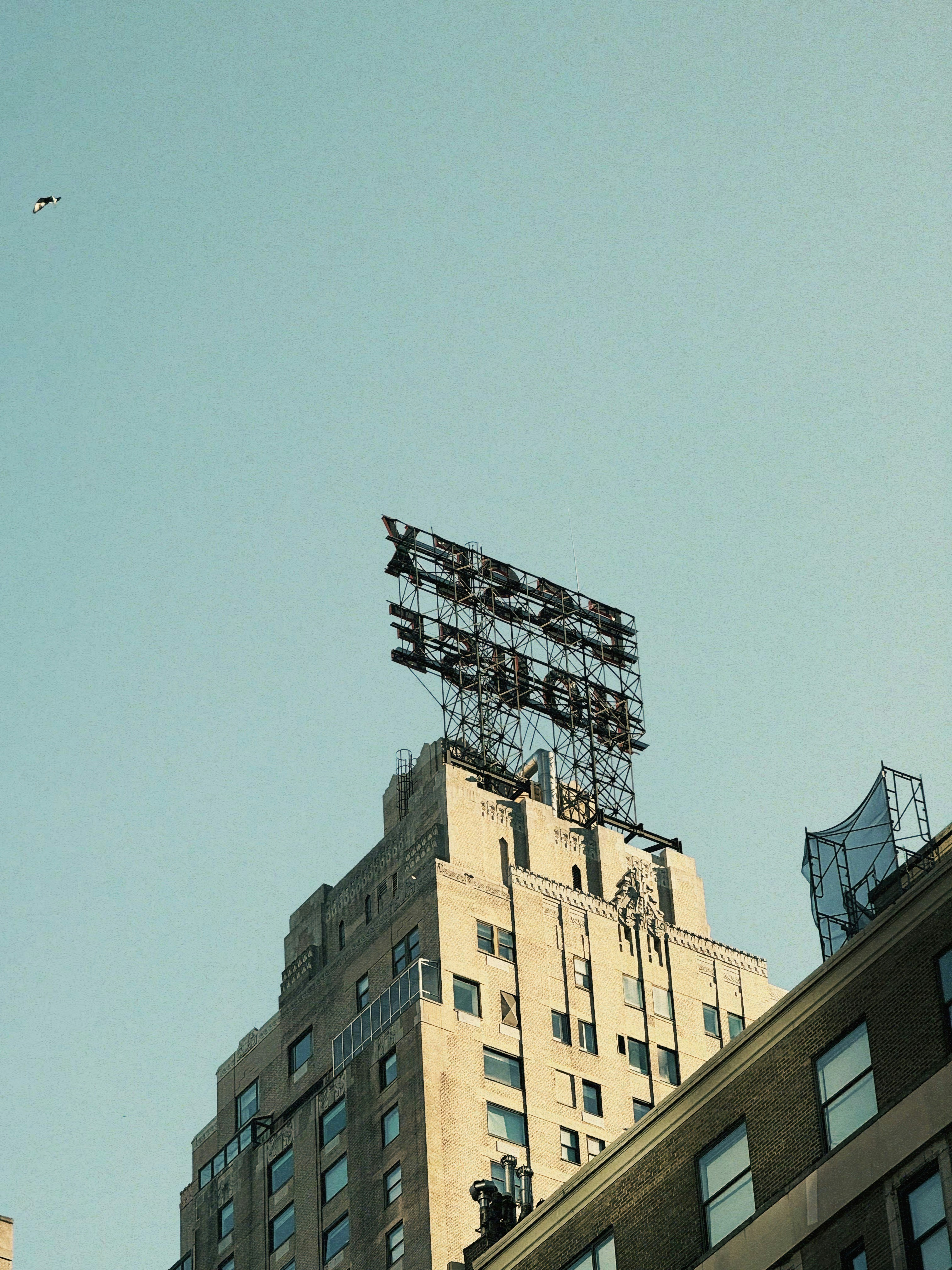 Edificio alto con un'insegna di hotel d'epoca contro il cielo limpido