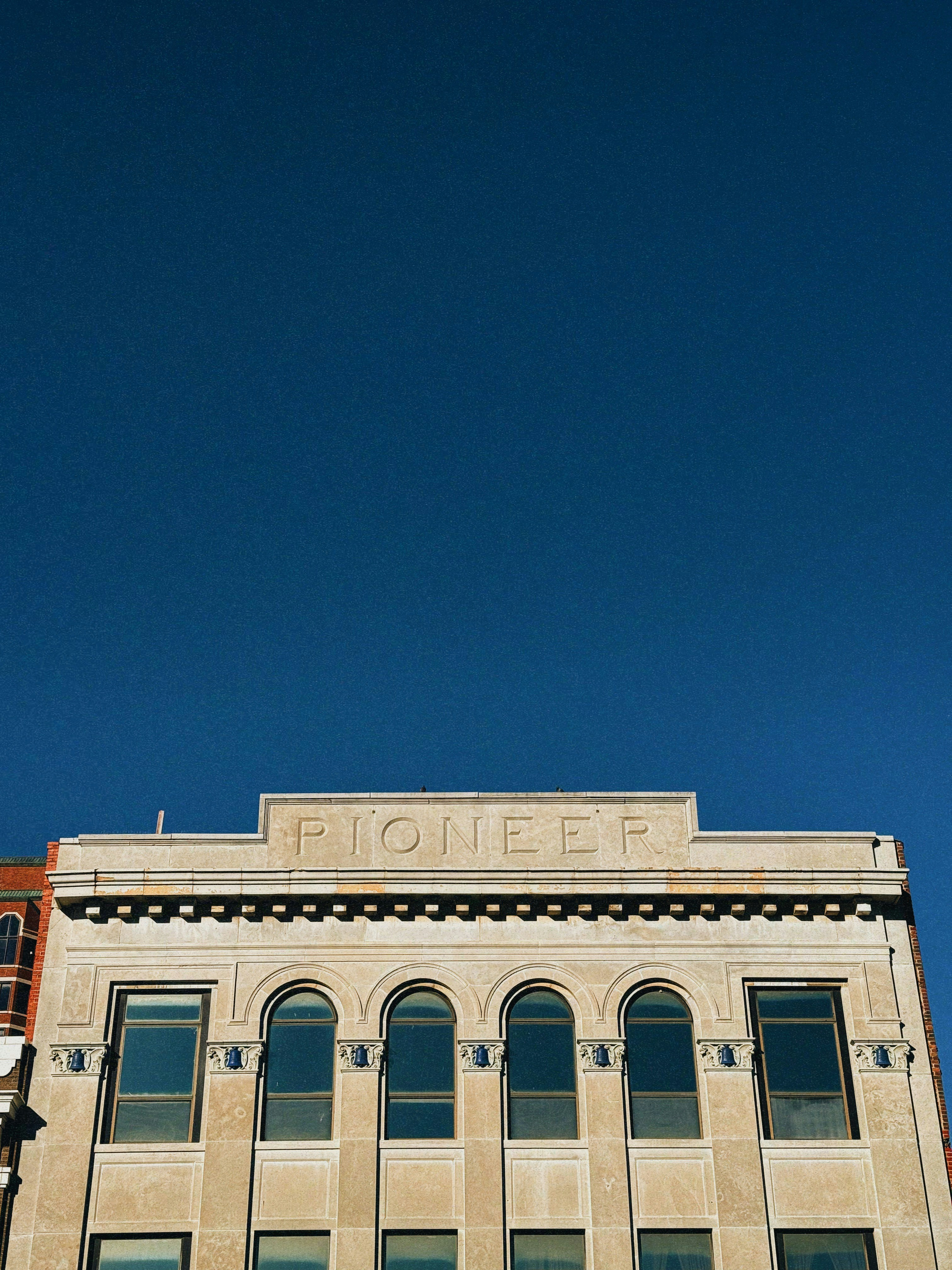 Facciata dell'edificio pionniero contro un cielo azzurro limpido