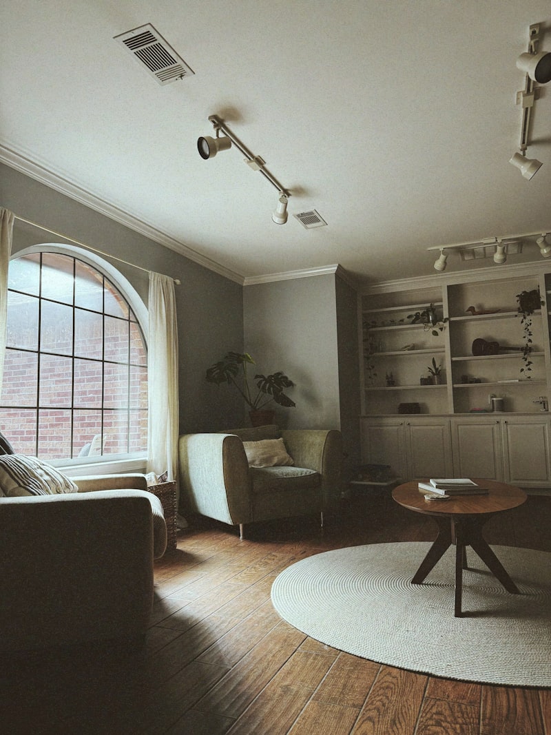 Salón con arcos, libros y luz natural