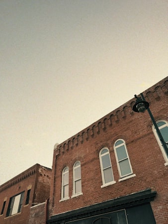 Petite ville américaine sous un ciel menaçant