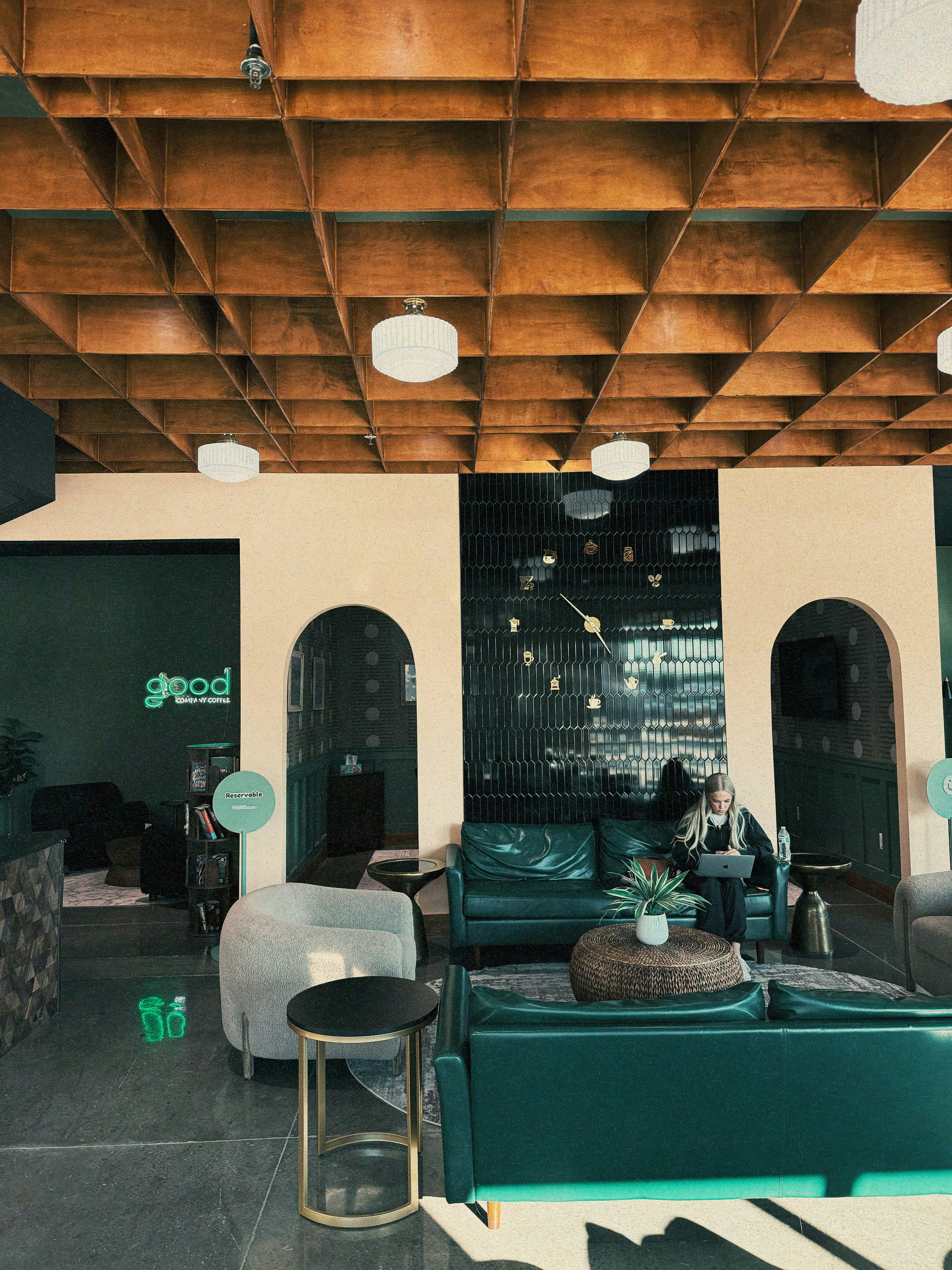 Area lounge moderna con persone che lavorano su laptop