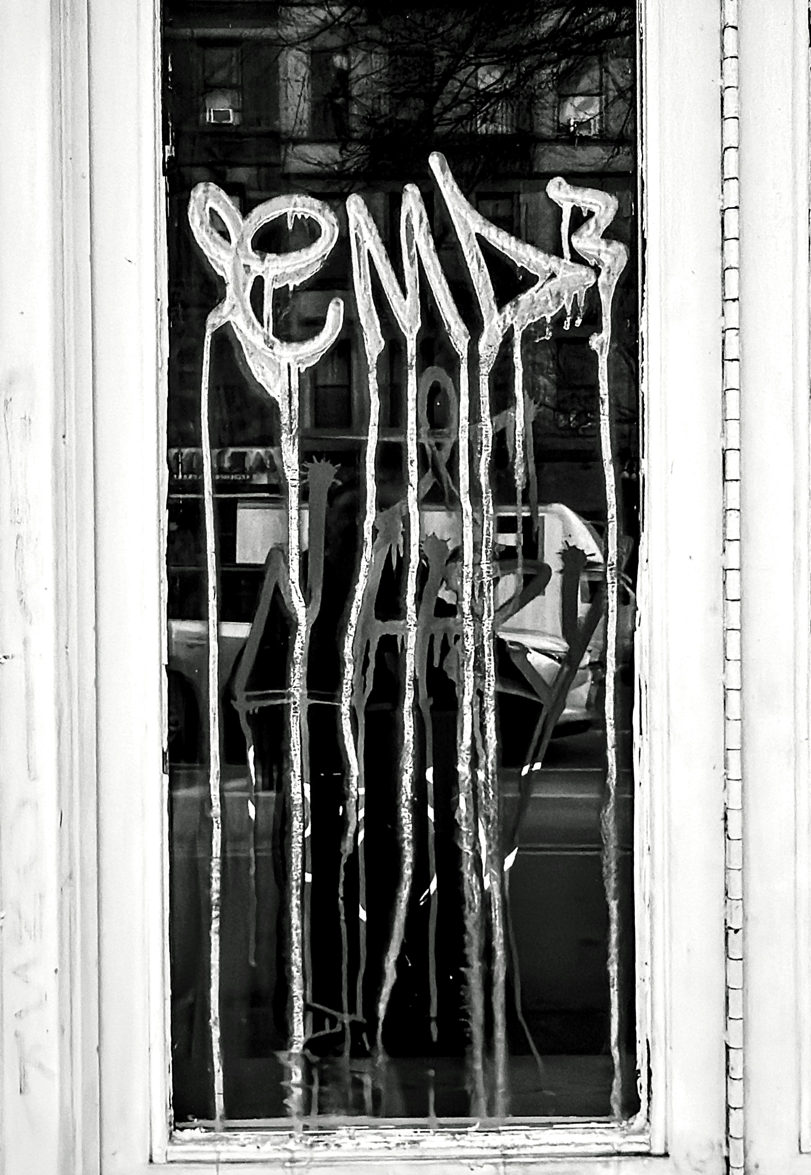 그래피티 아트가 창문 유리를 따라 흘러내리고 있다