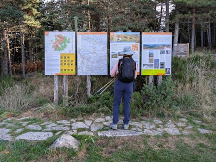 Personne qui reprend le sport après 50 ans en marchant 