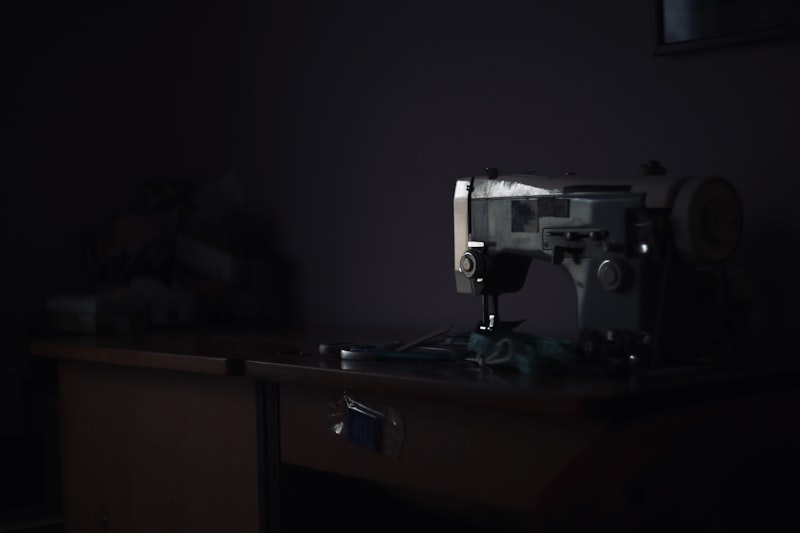 Klassische Nähmaschine auf einem Holztisch