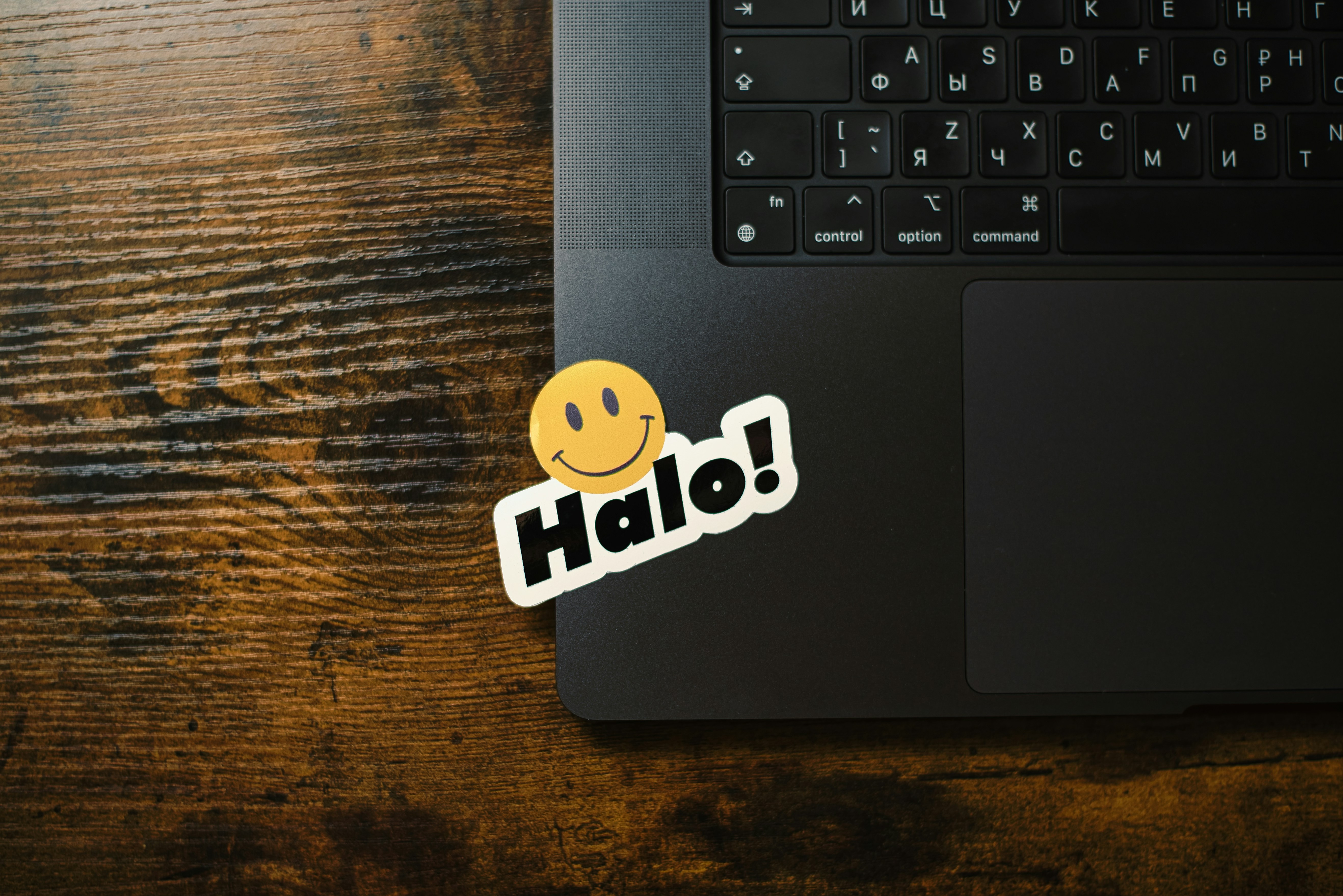 Una pegatina con "halo!" en el teclado de un portátil