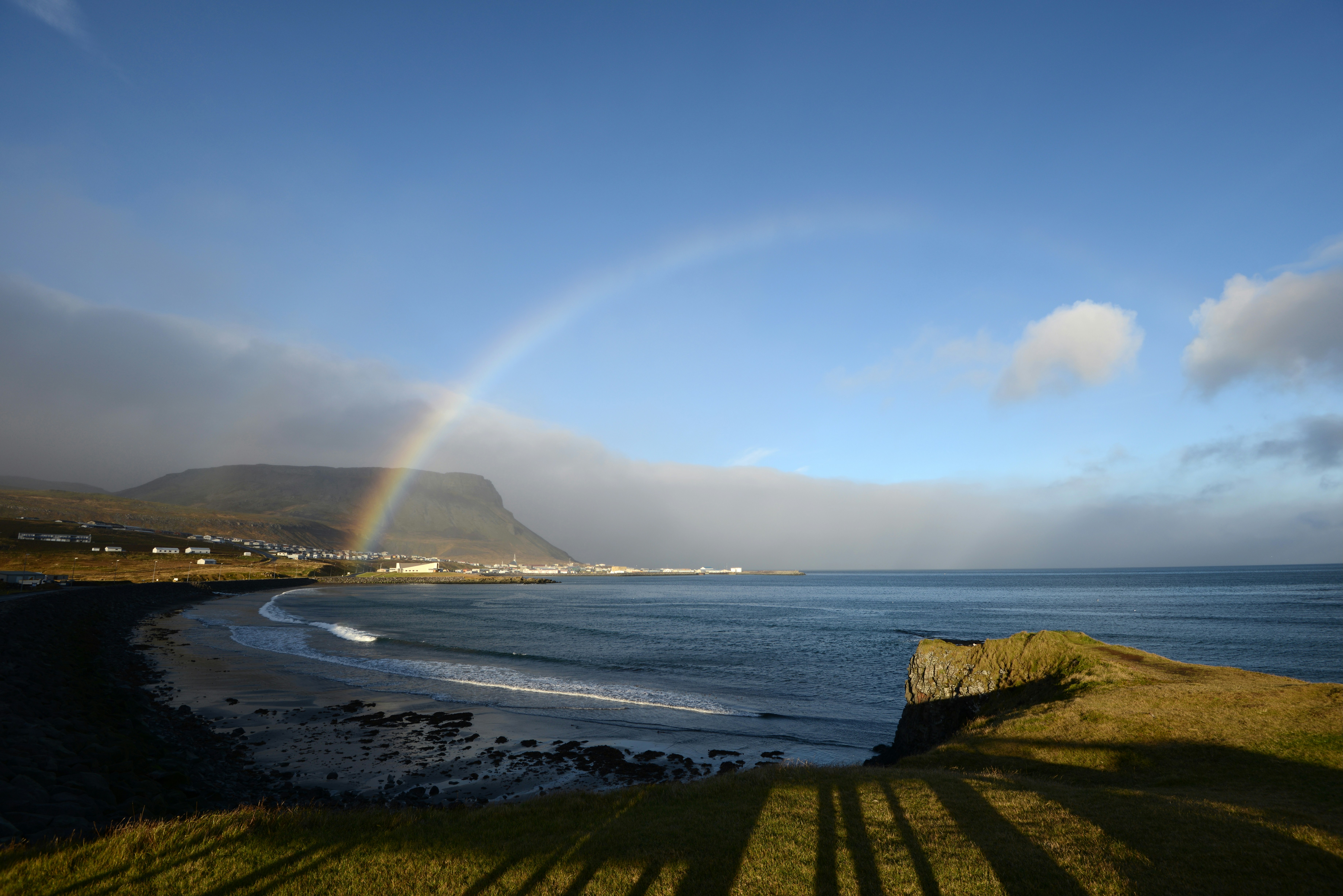 Arcoíris sobre un pueblo costero y el océano