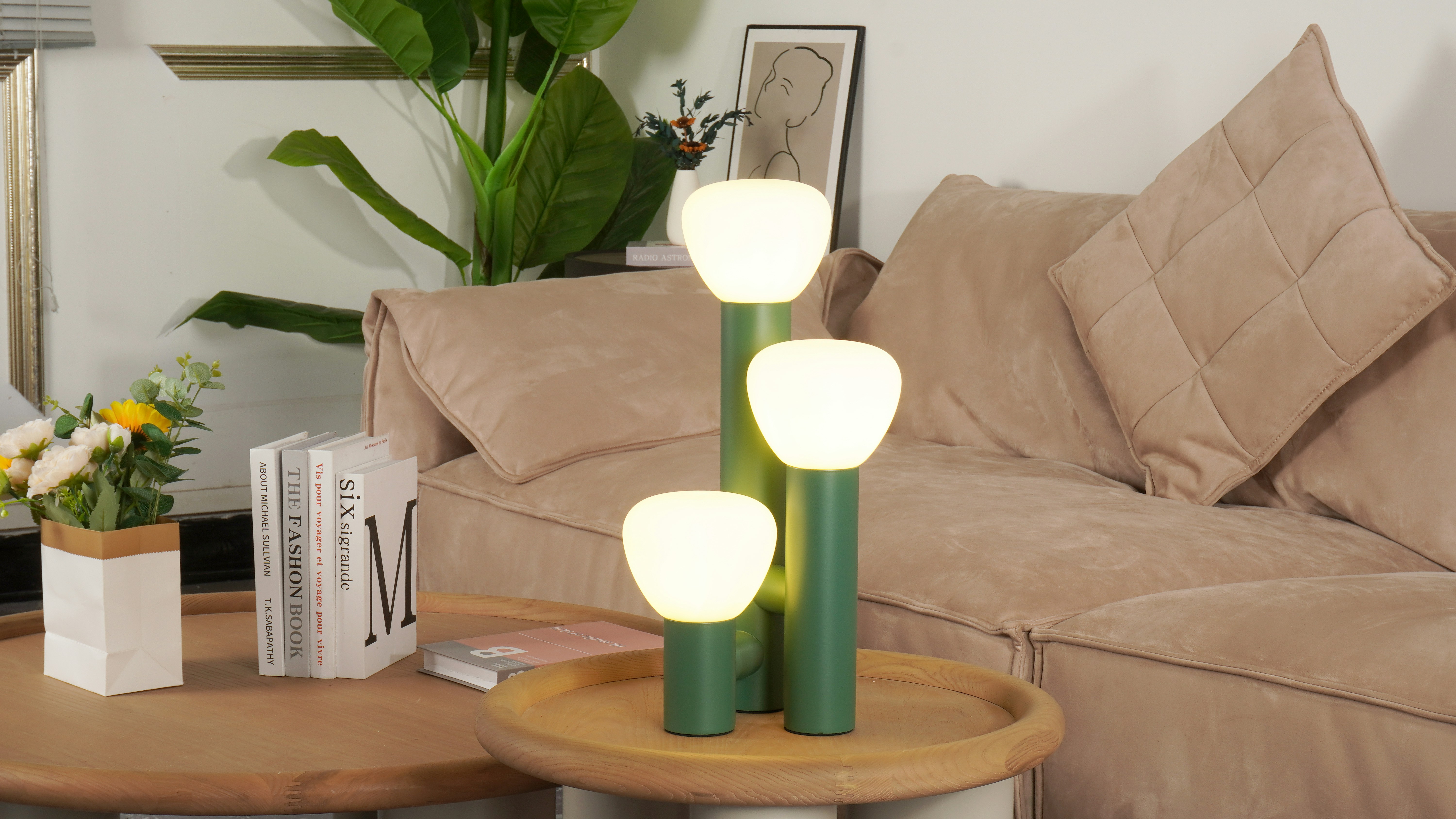 작은 탁자 위에 세 개의 현대적인 초록색 램프가 놓여 있다.