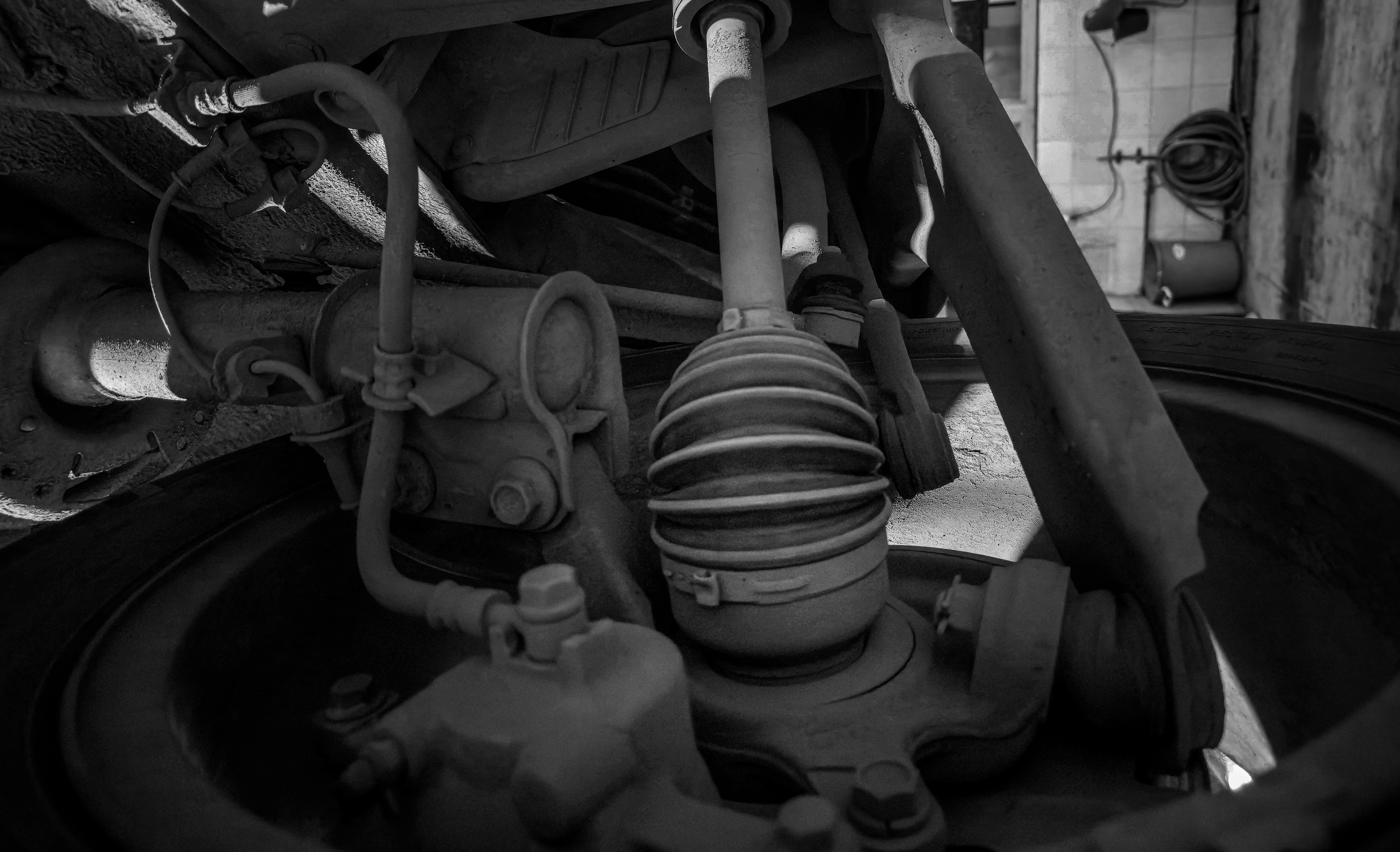 Close-up do sistema de suspensão de um carro