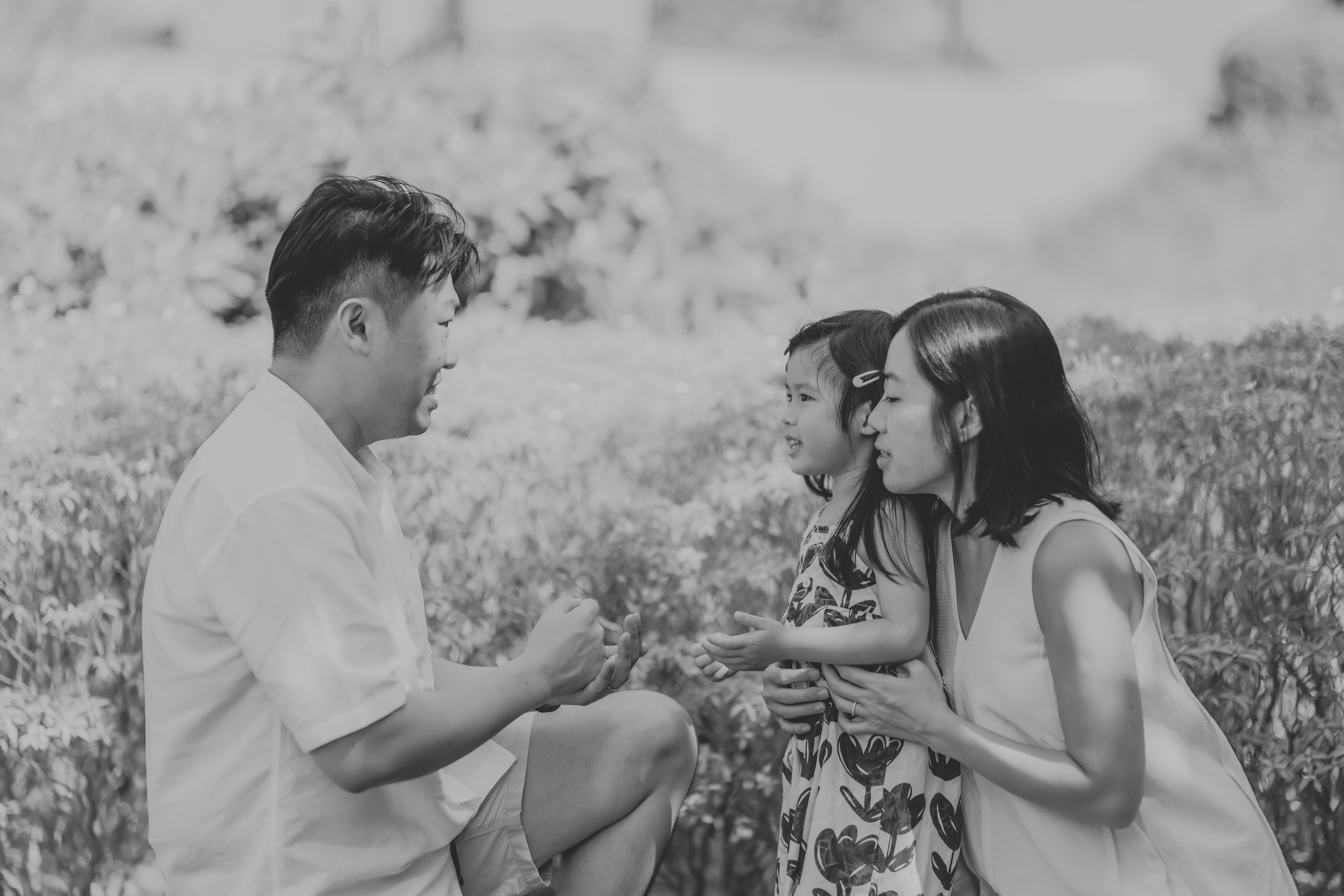 Una famiglia che interagisce all'aperto in un giardino