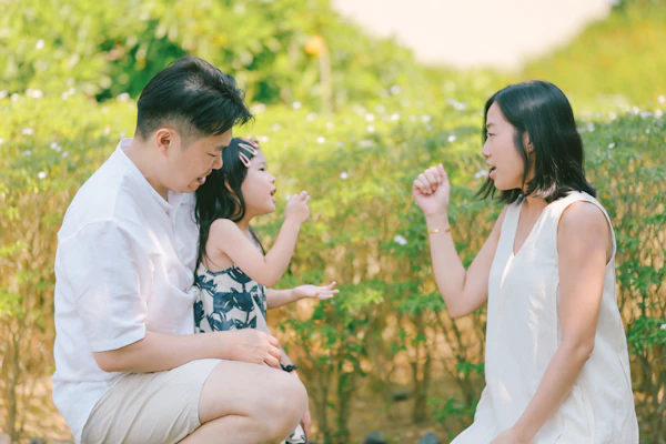 母親と子どもが自然の中で笑顔