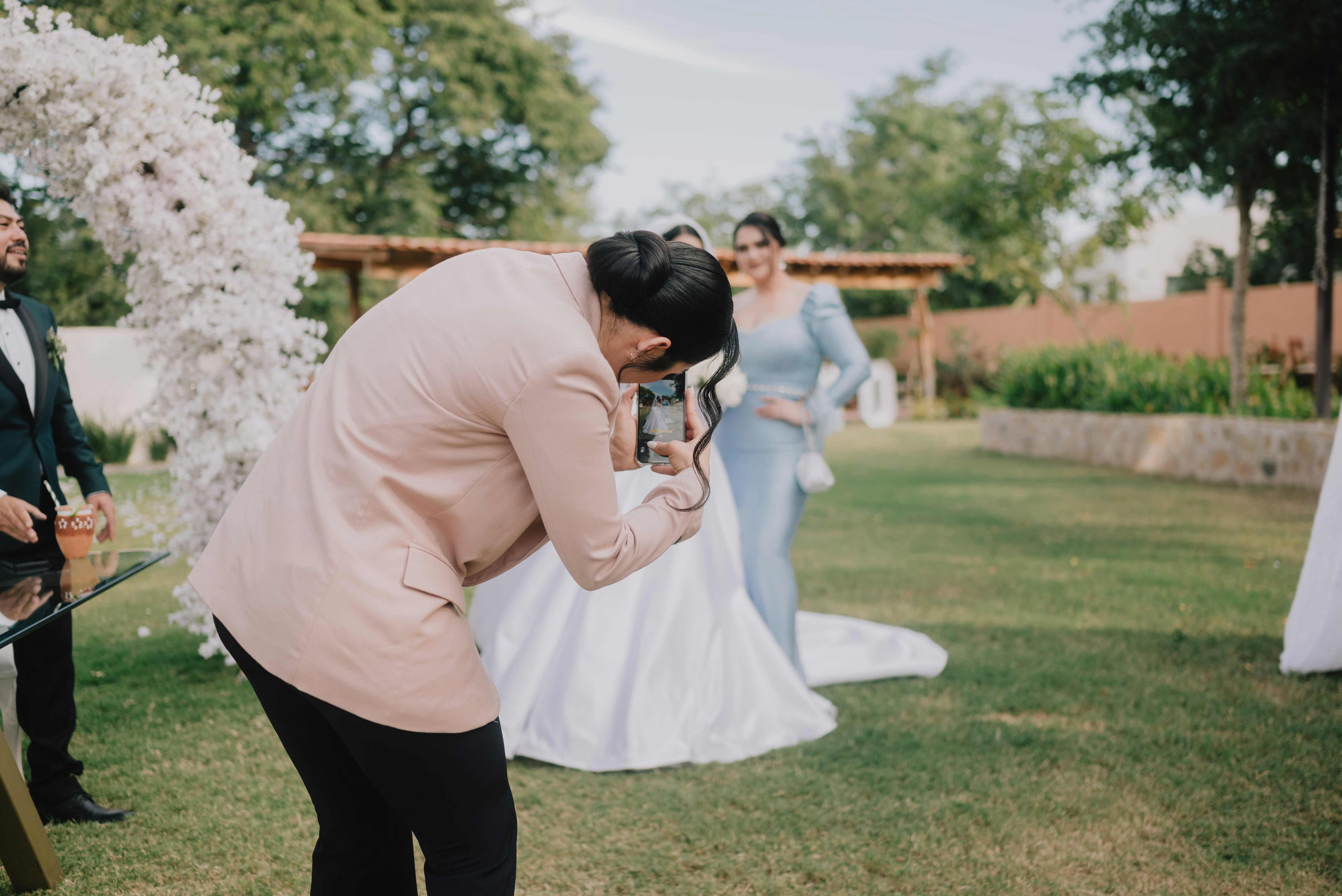 婚禮紀錄攝影師收費行情大公開：預算怎麼抓，才能拍出不後悔的回憶？