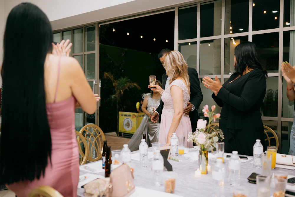 Familia e invitados compartiendo una celebración