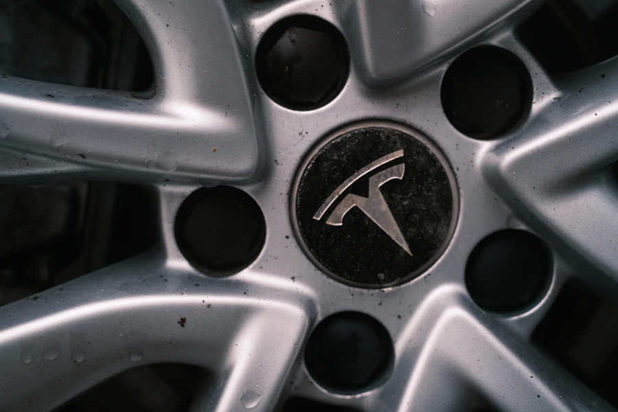 Nahaufnahme eines Tesla-Fahrzeugs mit Markenlogo