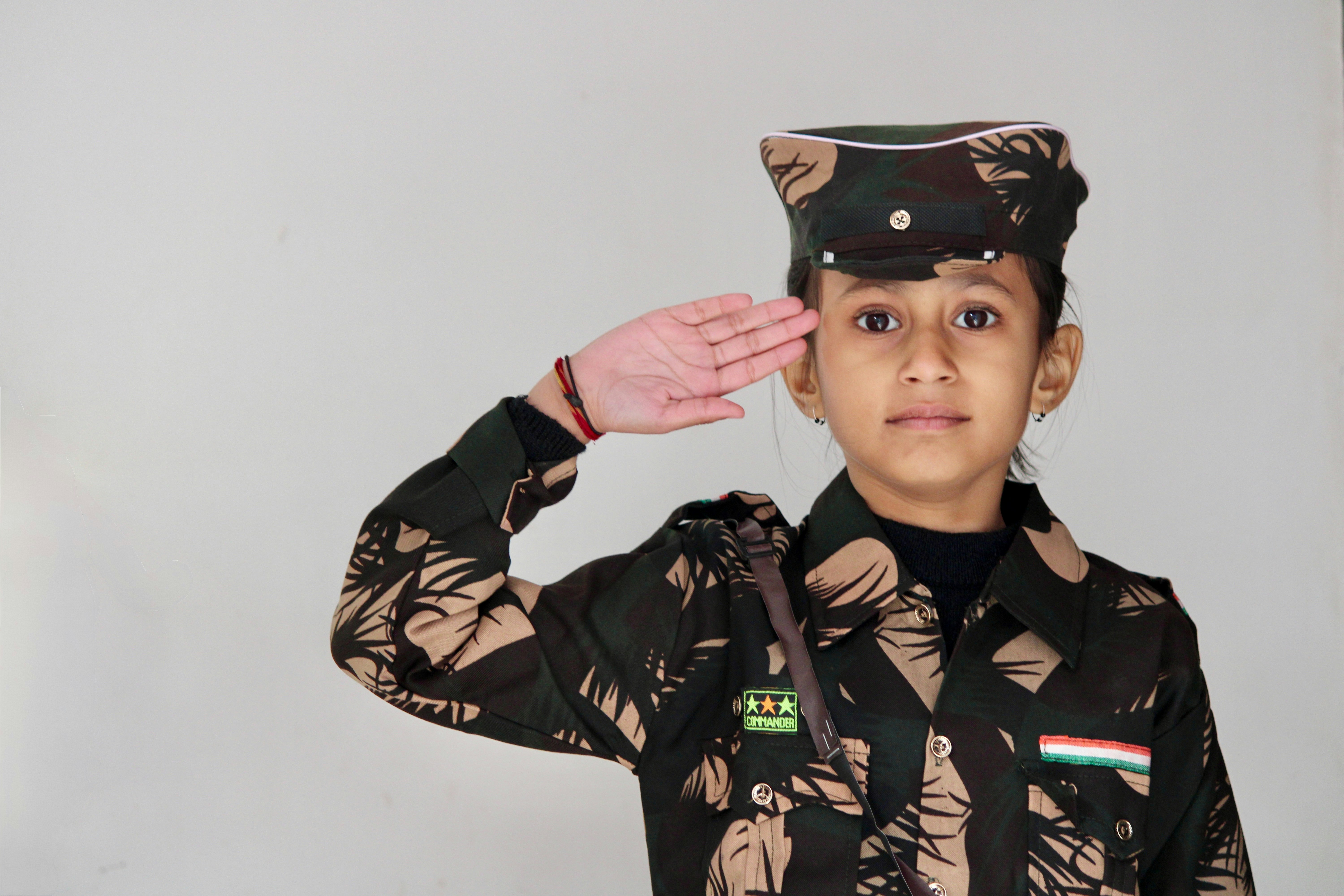भारतीय सेना के जवान जम्मू-कश्मीर के राजौरी के पहाड़ी, घने जंगल वाले इलाके में कठिन परिस्थितियों में गश्त करते हुए। पृष्ठभूमि में धुंध और ऊबड़-खाबड़ चट्टानें दिखाई दे रही हैं।