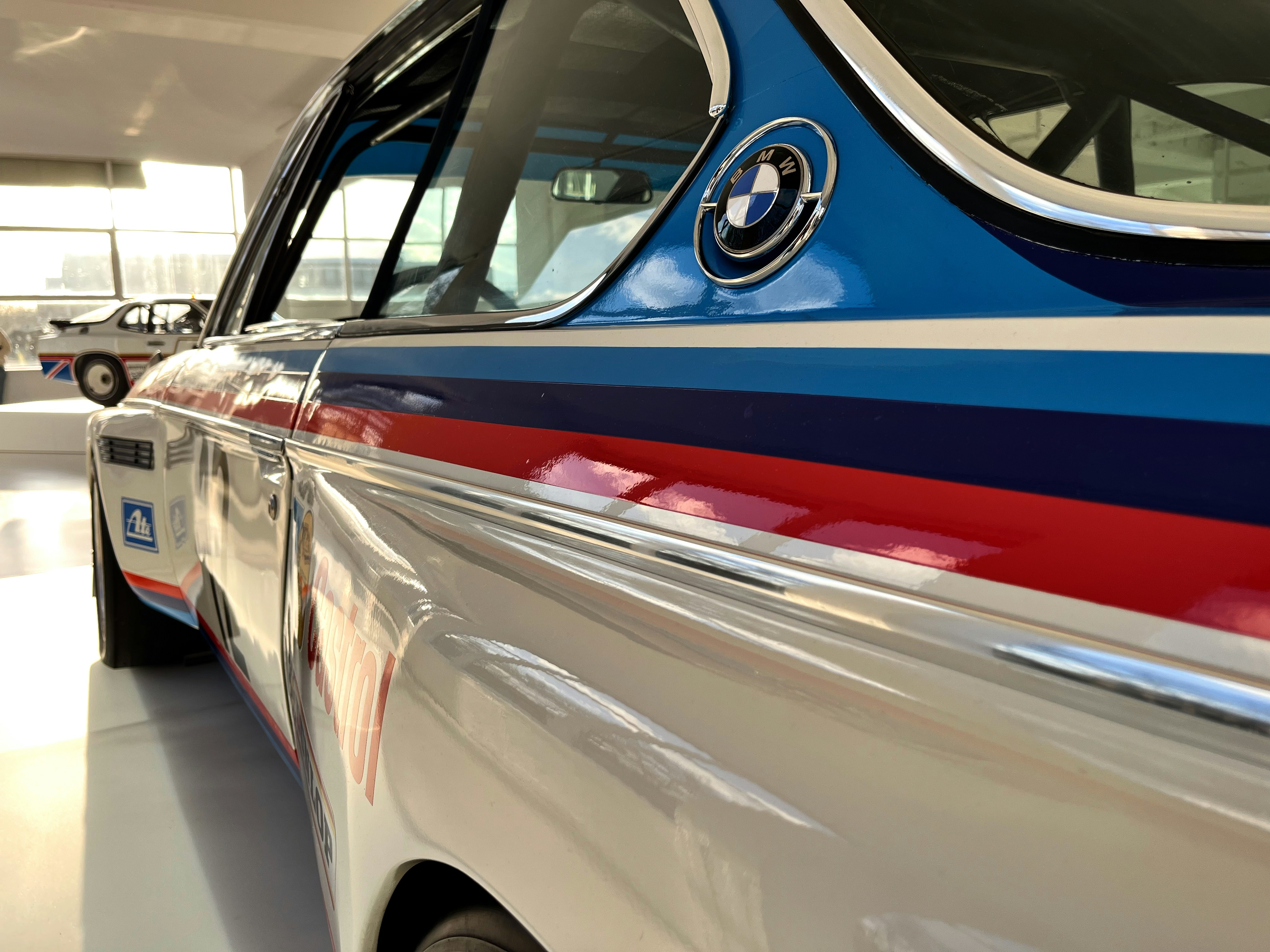 Carro clássico de corrida BMW com listras de corrida