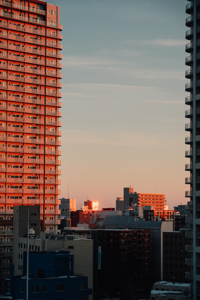 Prédios residenciais iluminados pela luz do fim de tarde.