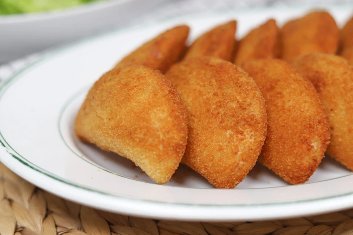 Demi-lunes patate dorées sur une assiette