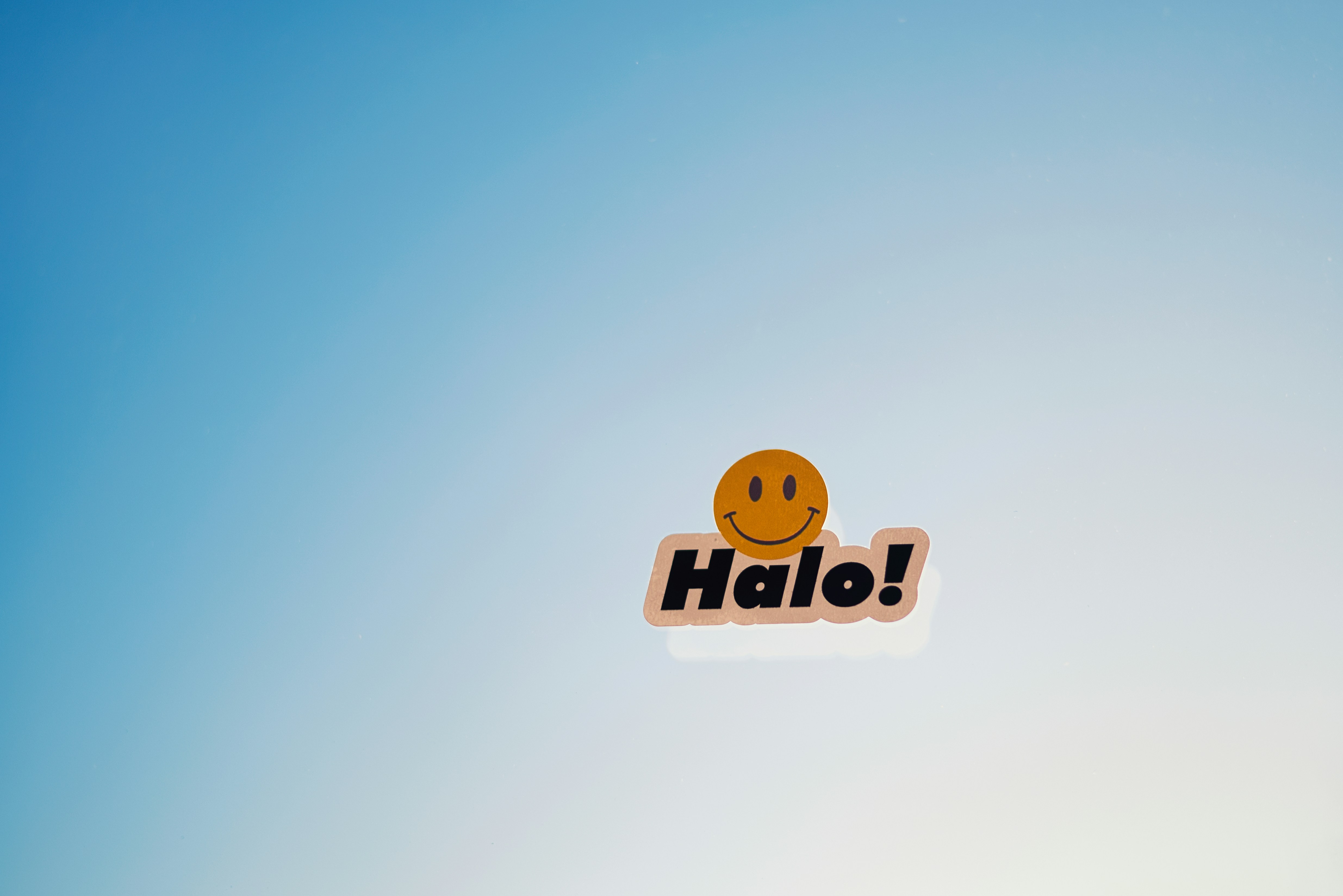 Una carita sonriente con la palabra "halo"!