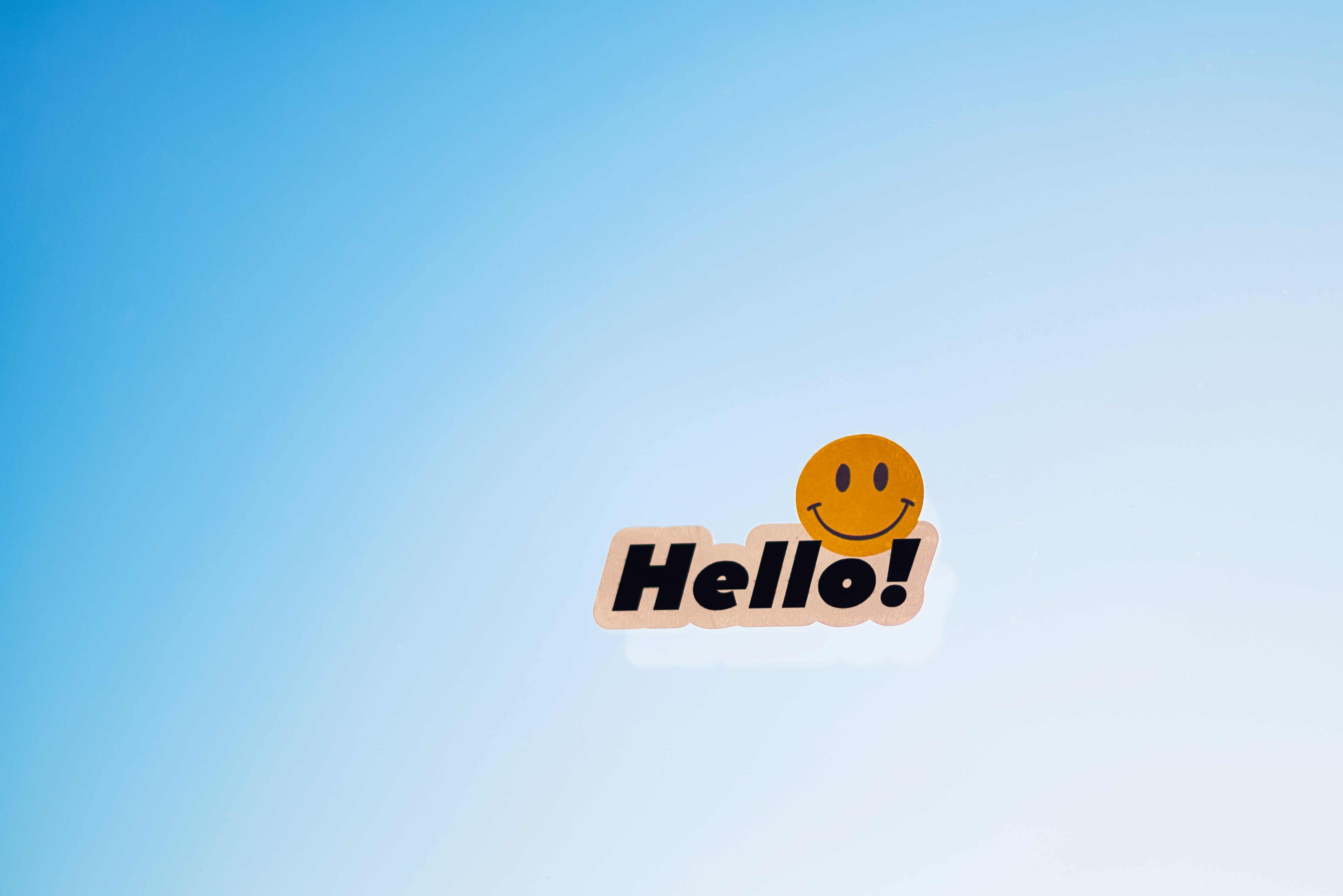 ¡Una carita sonriente con la palabra hola!