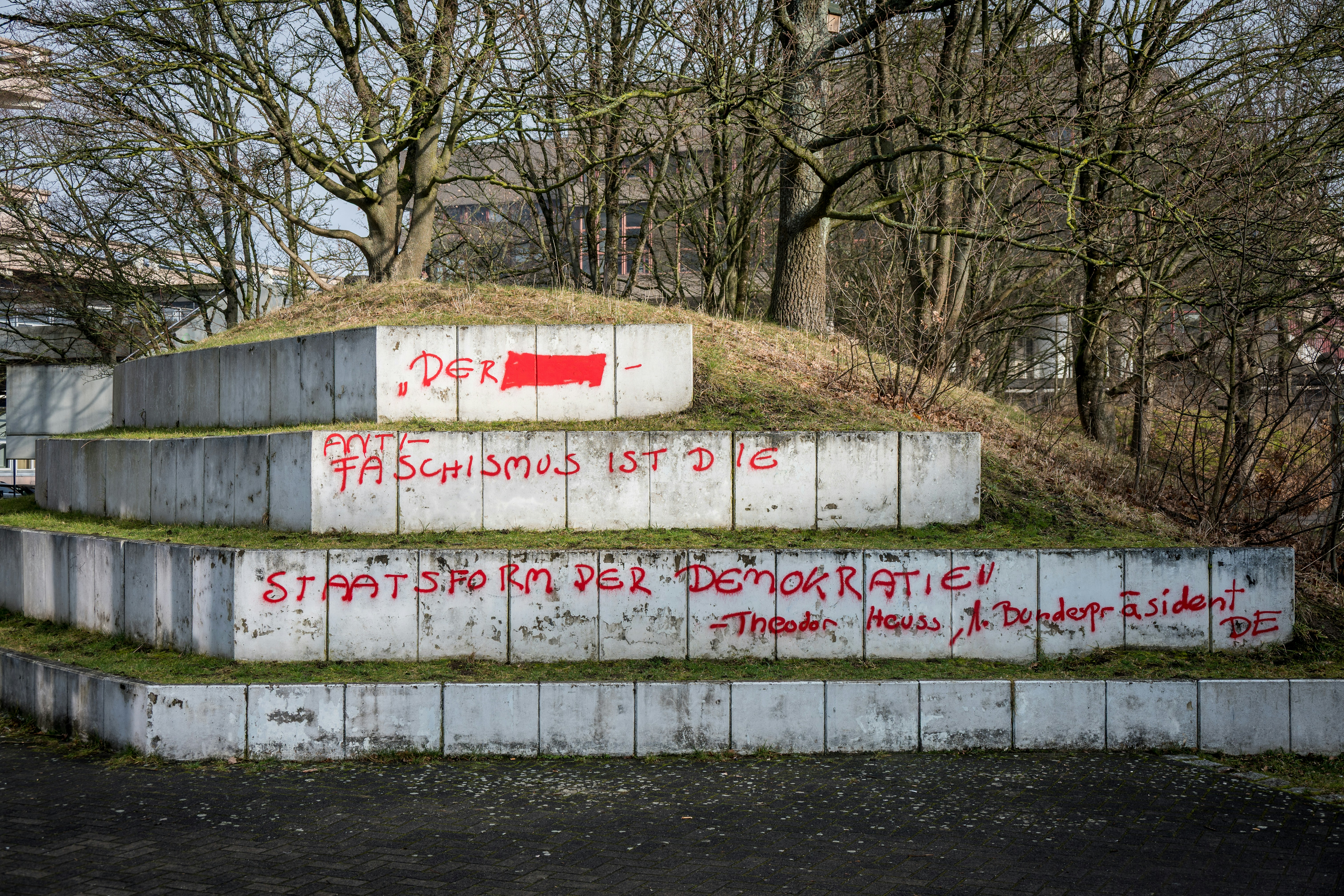Gradini in cemento con graffiti in un parco.