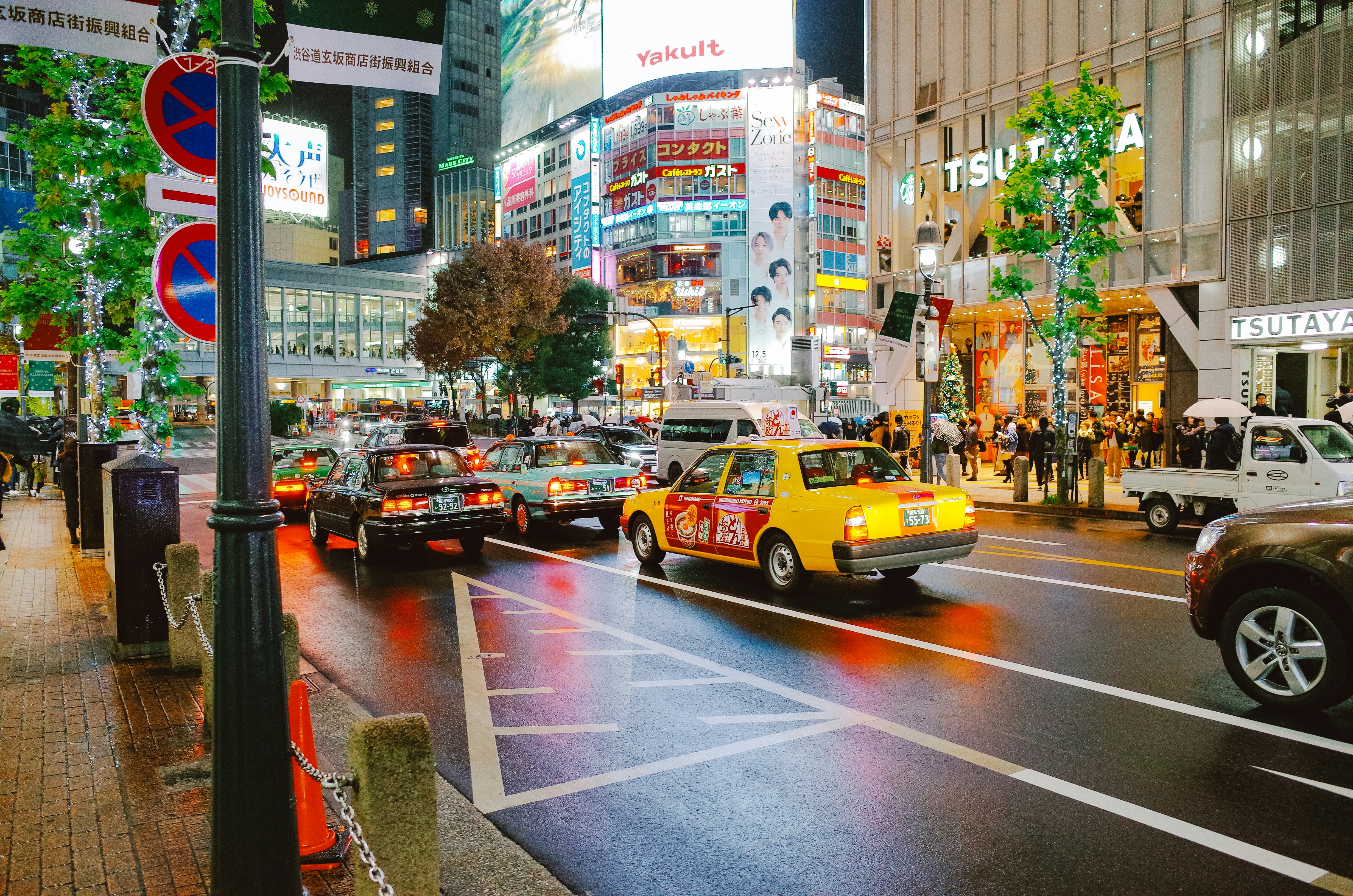 yellow taxi rain city, wallpaper, NYC Taxi Cabs: A Symbol of the City 3