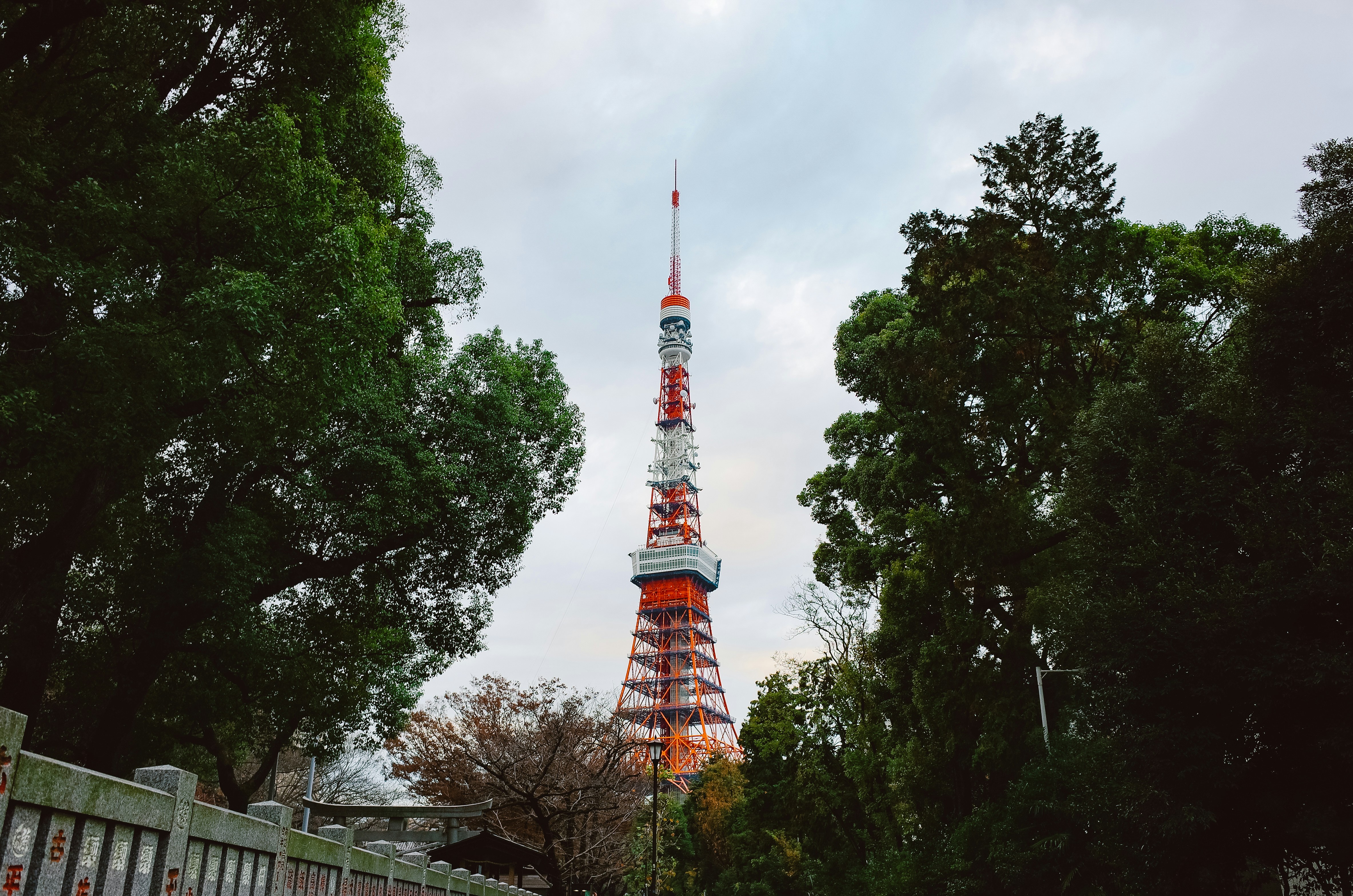 ถนนแคบที่น่ารักใน Azabu-Juban Tokyo ประดับด้วยร้านค้าเดิมแบบญี่ปุ่น โคมไฟ และส่วนผสมของคาเฟ่และร้านอาหารท้องถิ่นในบ่ายที่อากาศดี