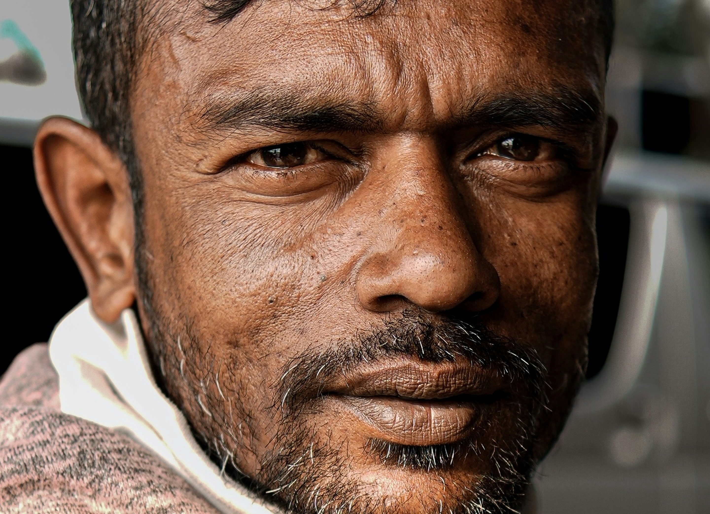 ひげを生やした風化した男のクローズアップ肖像画。