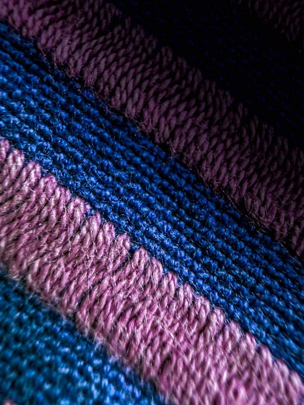 Gestreifter Strickstoff in Blau und Violett