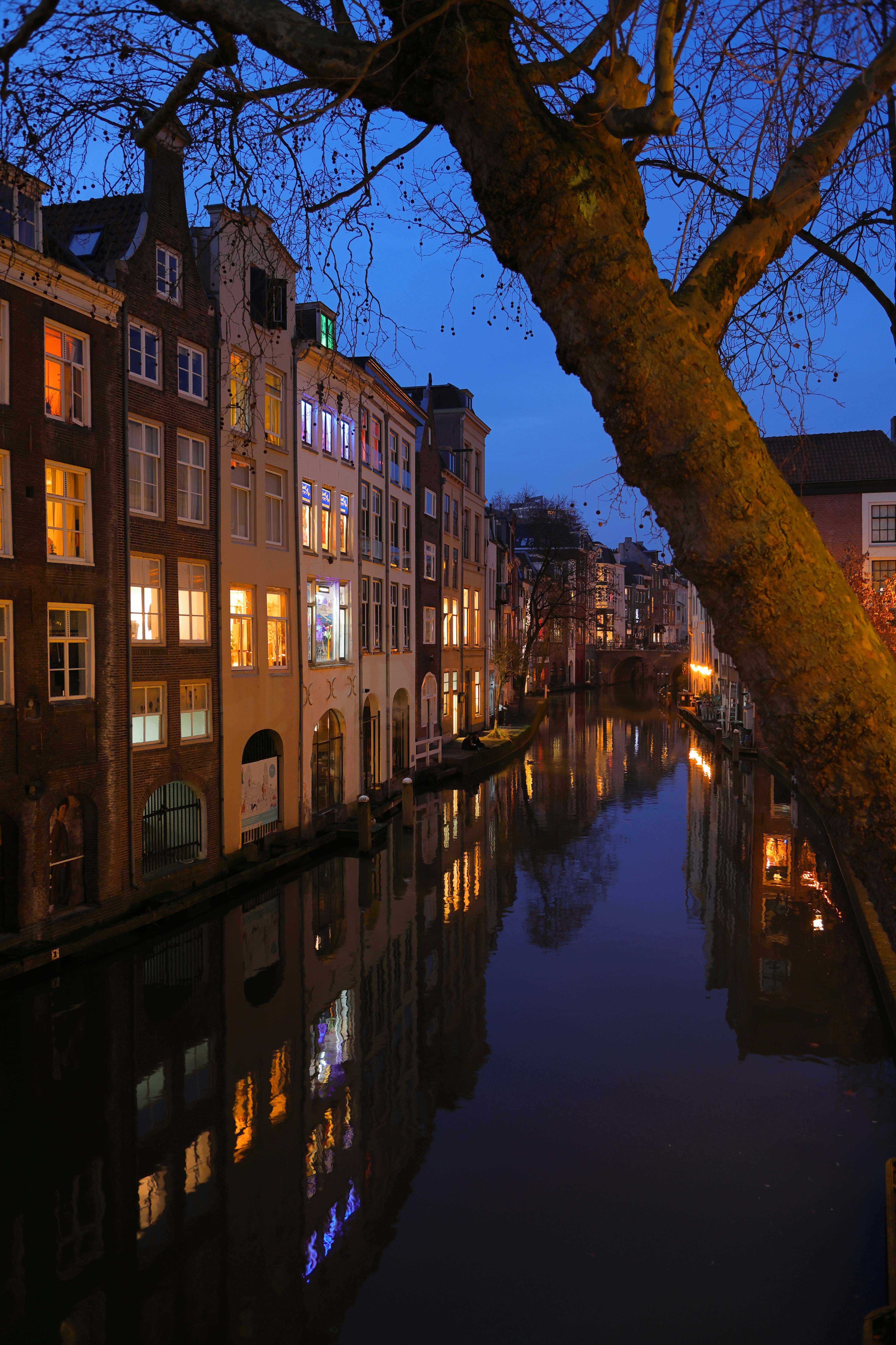 Luz refletida do canal dos edifícios ao entardecer