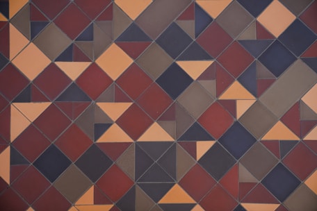 Geometric pattern of triangles and diamonds in earthy tones
