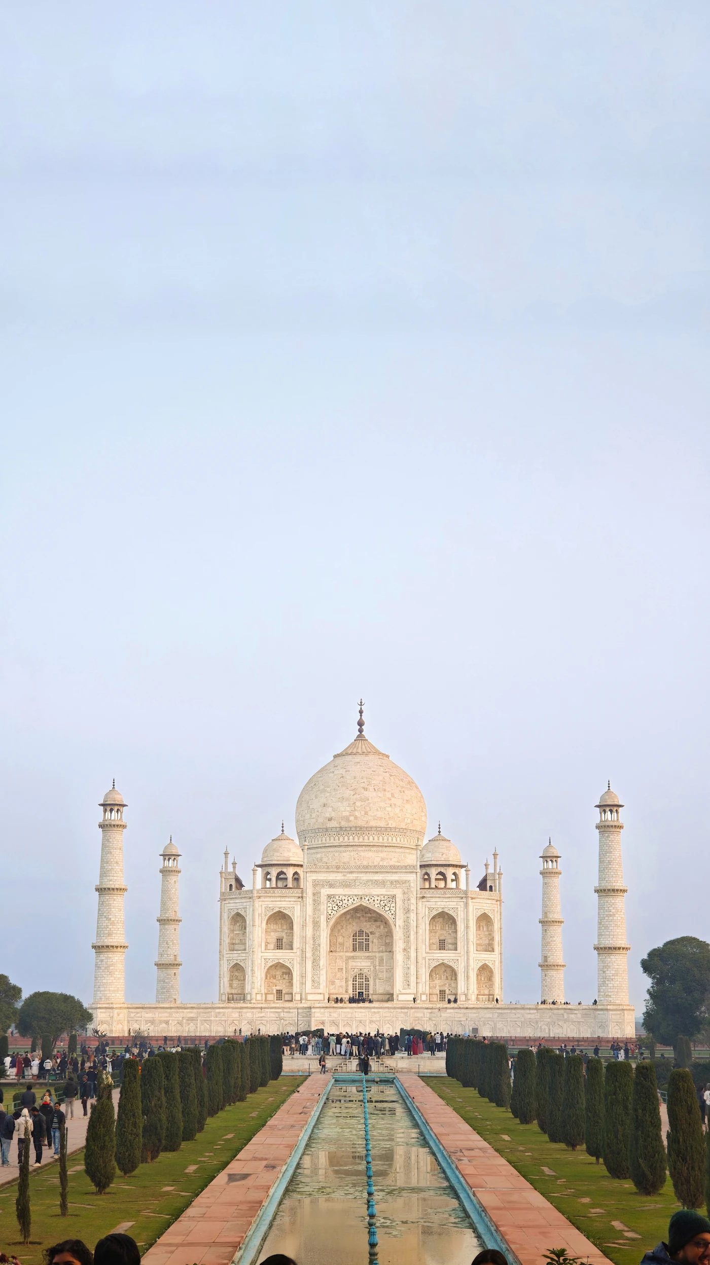 Taj Mahal en Agra reflejado en el estanque y jardines, símbolo del viaje a India