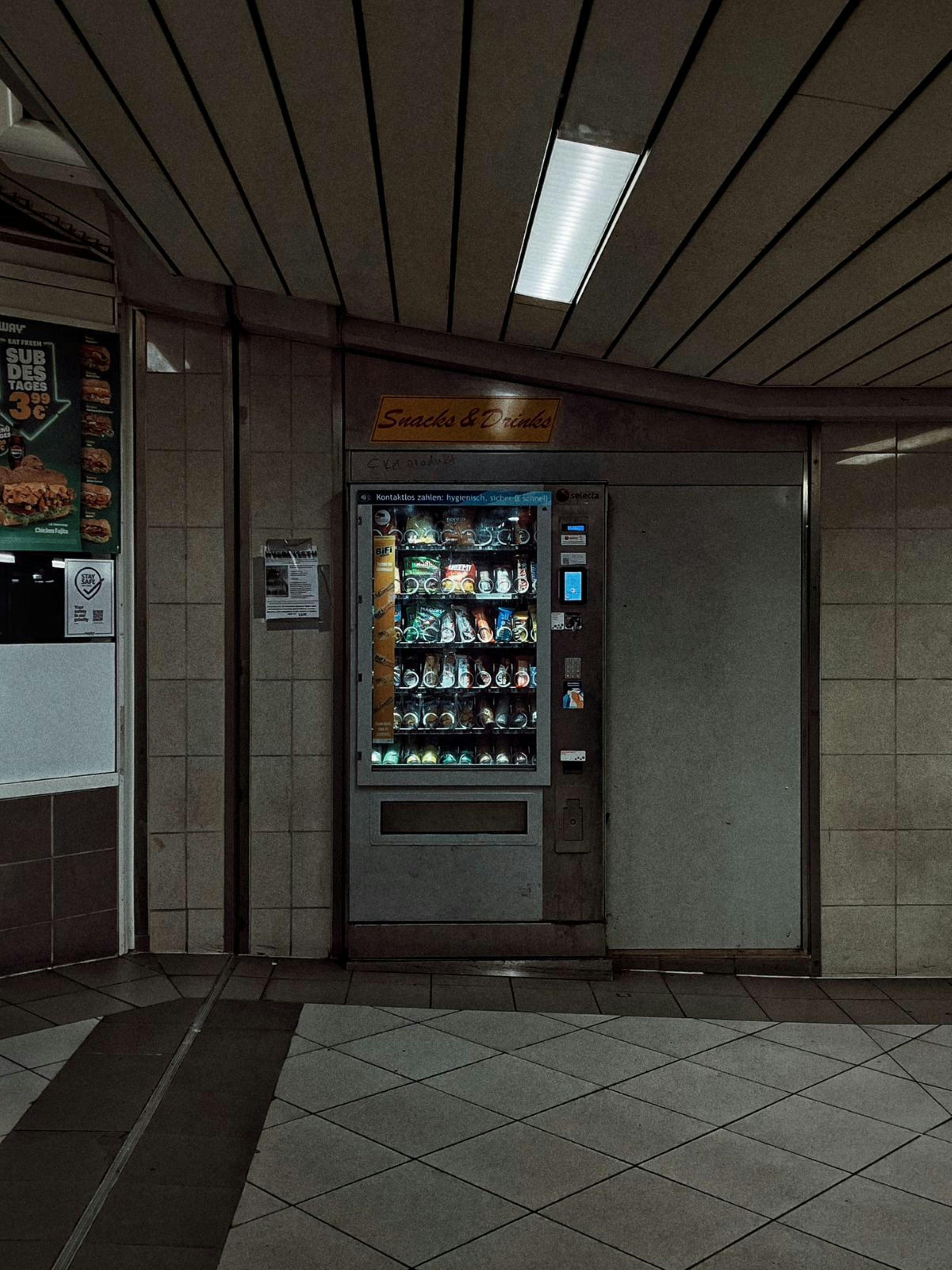 Un distributore automatico pieno di snack e bevande.