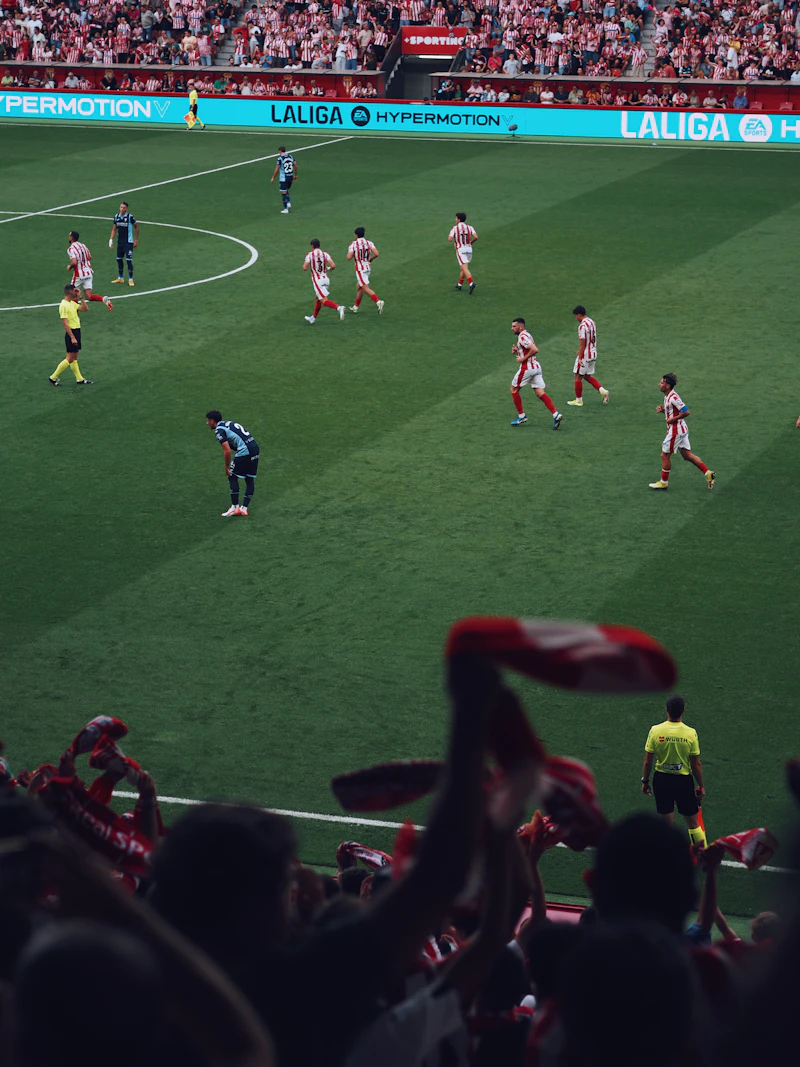 Futbolistas disputan un partido en un campo de hierba.