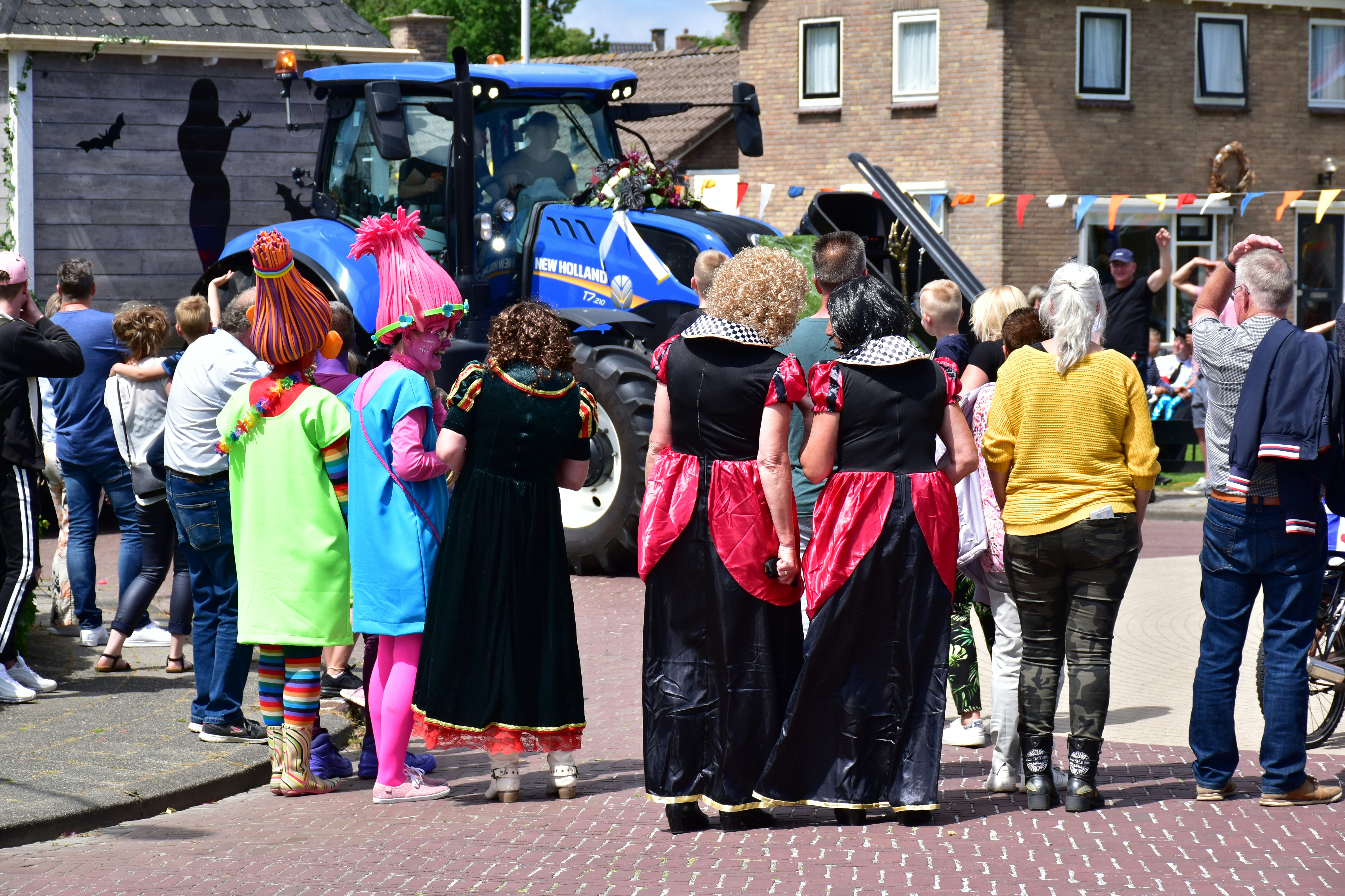 Bambini in costume con un trattore sullo sfondo