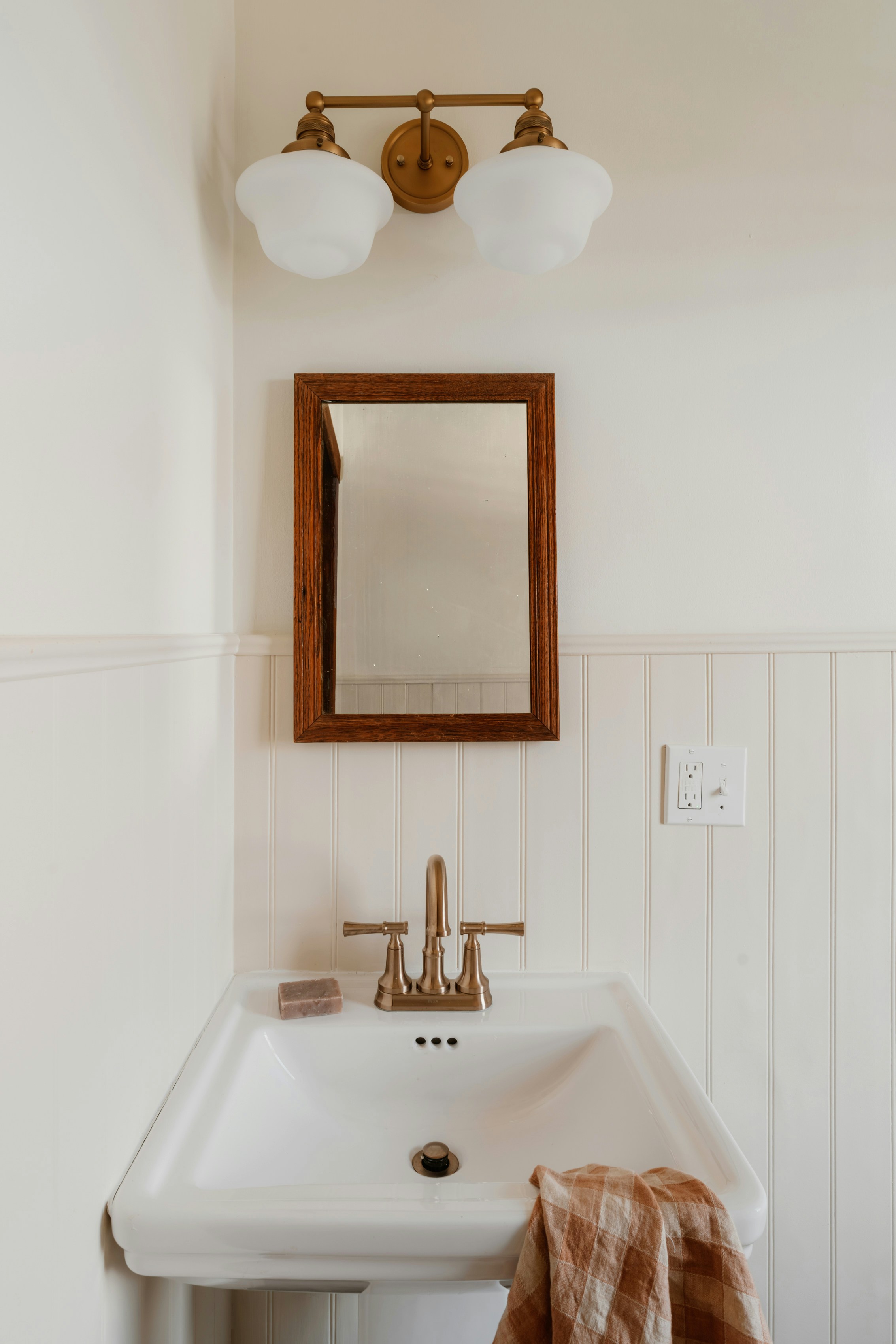 minimalist bathroom sink, wallpaper, Zen Sink Faucets: Elevate Your Entryway 5