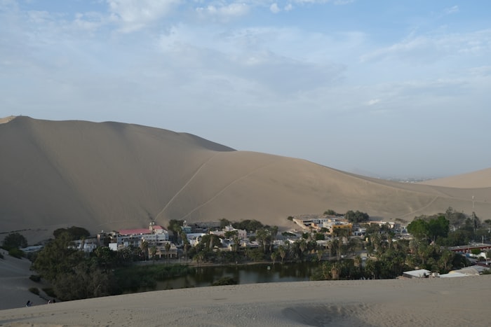 Oasis de Huacachina rodeado de dunas doradas