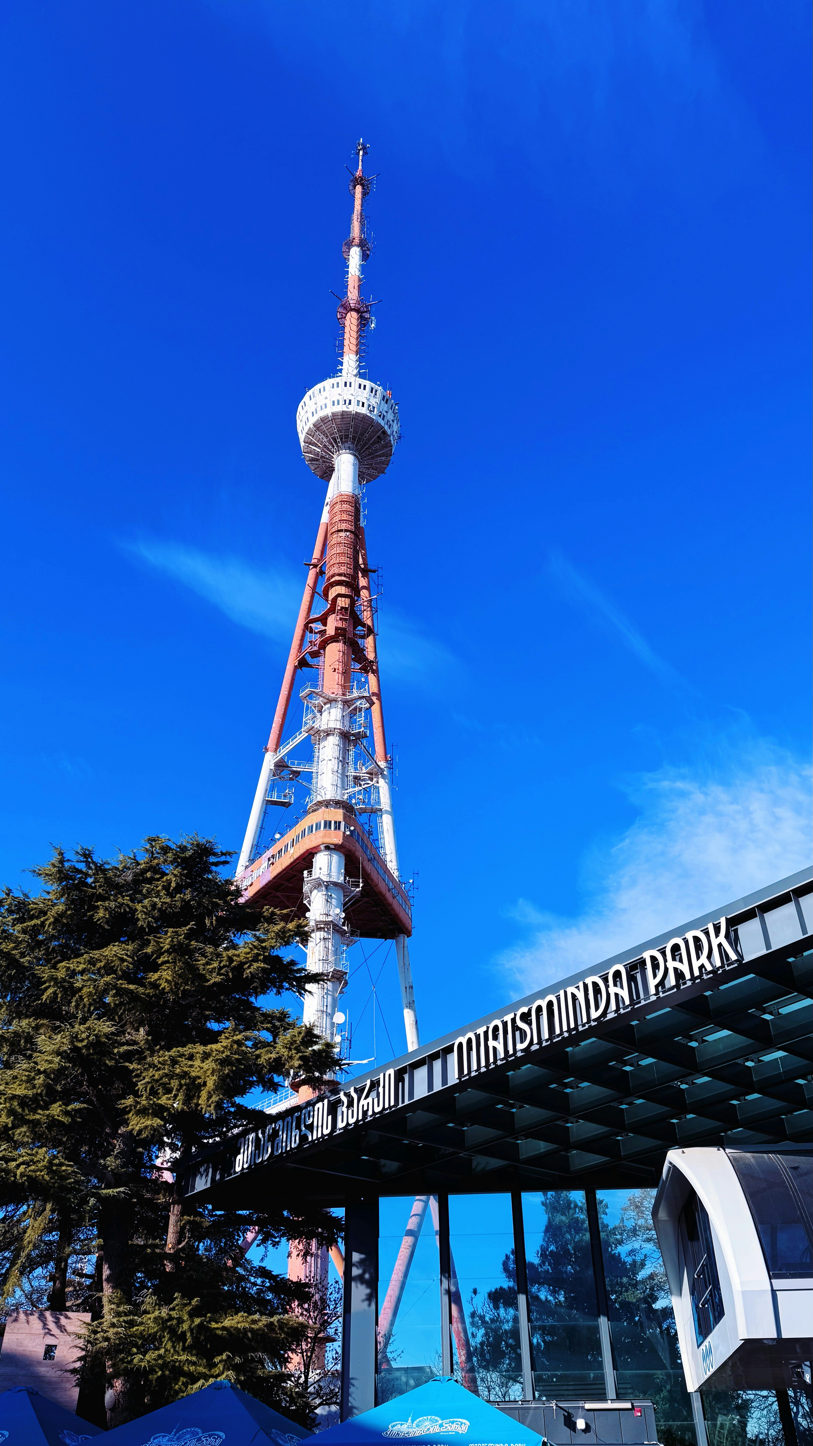 ムタツミンダ公園の入口の上に高い放送塔があります。